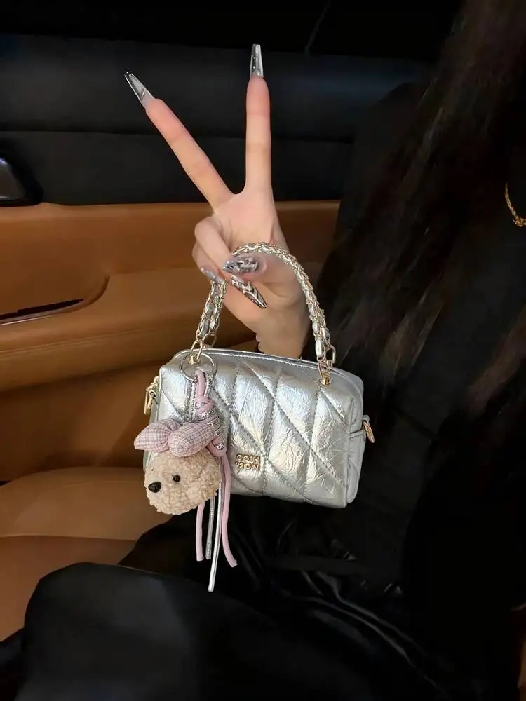 

Silver Pillow Shaped Crossbody Women's New 2026 Summer High End Lightweight Luxury Non-Repeating Diagonal Grid Bag