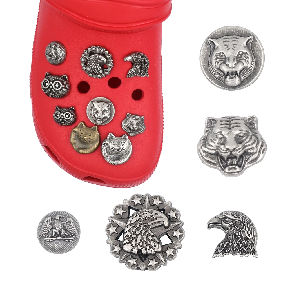 

Shoe Decorations Charm 지비츠 Punk Style Detachable Metal Animal Cow Tiger Eagle 크로크 Sandals Accessories Halloween Party Gift 1 Pc