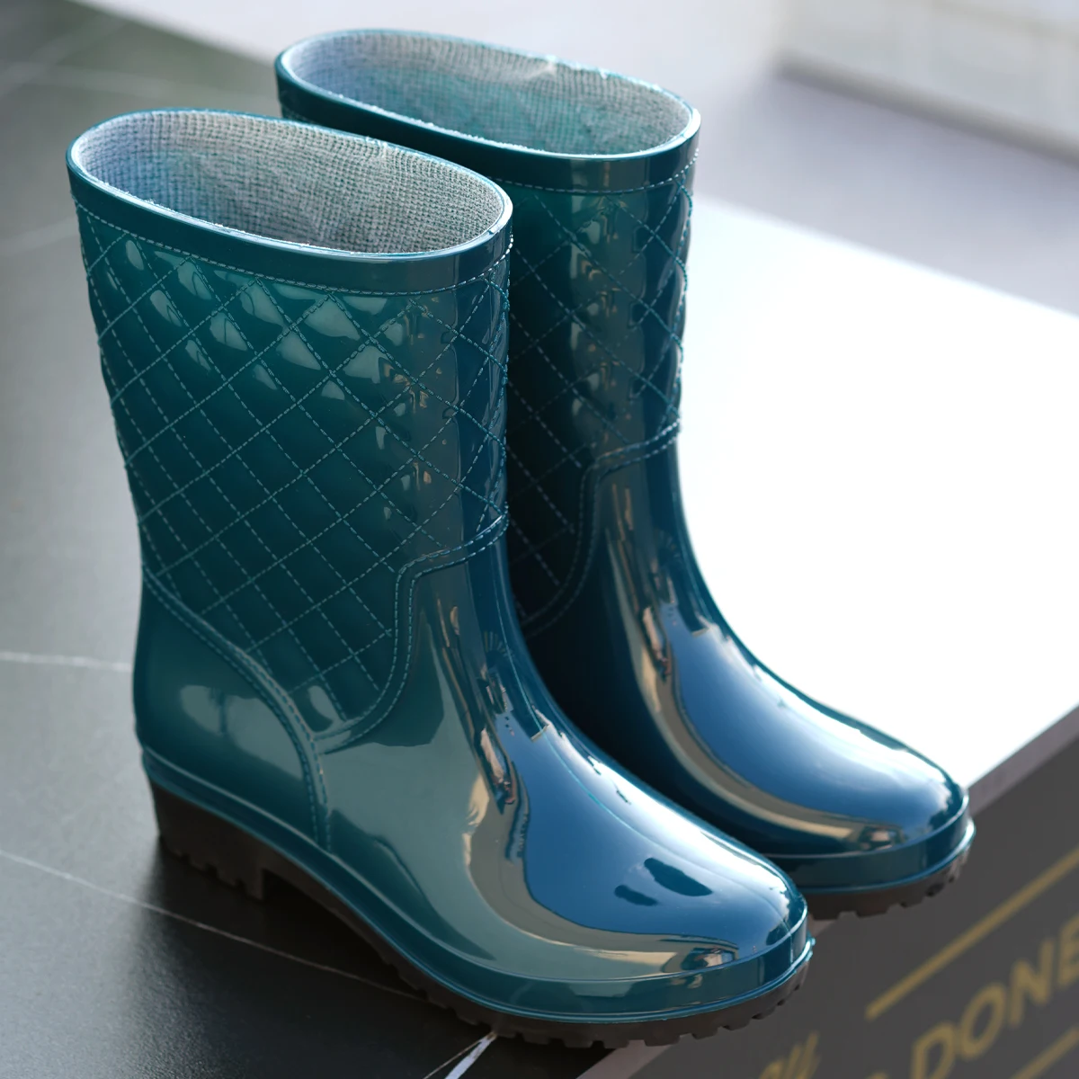 Modische und minimalistische Damen-Regenstiefel mit Kordelzug und engem Schaft, wasserdicht und rutschfest für die Arbeit im Freien. – Detail 5