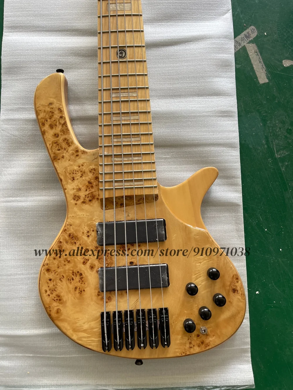 

6-струнный естественный бас, фиксированный мост, корпус из ясеня, верх из клена Burl, активные и пассивные батарейки, вставка в квадратную оболочку, черная мелодия