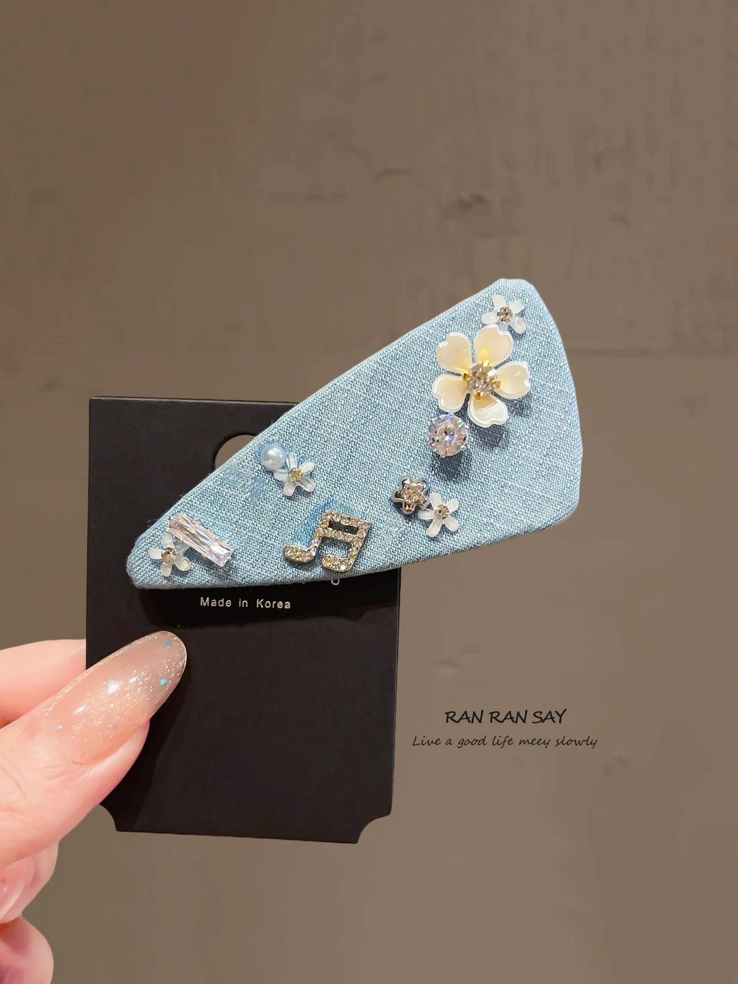presilha-de-cabelo-retro-triangular-feminina-versatil-para-franja-lateral-presilha-bico-de-pato-com-design-floral-e-strass