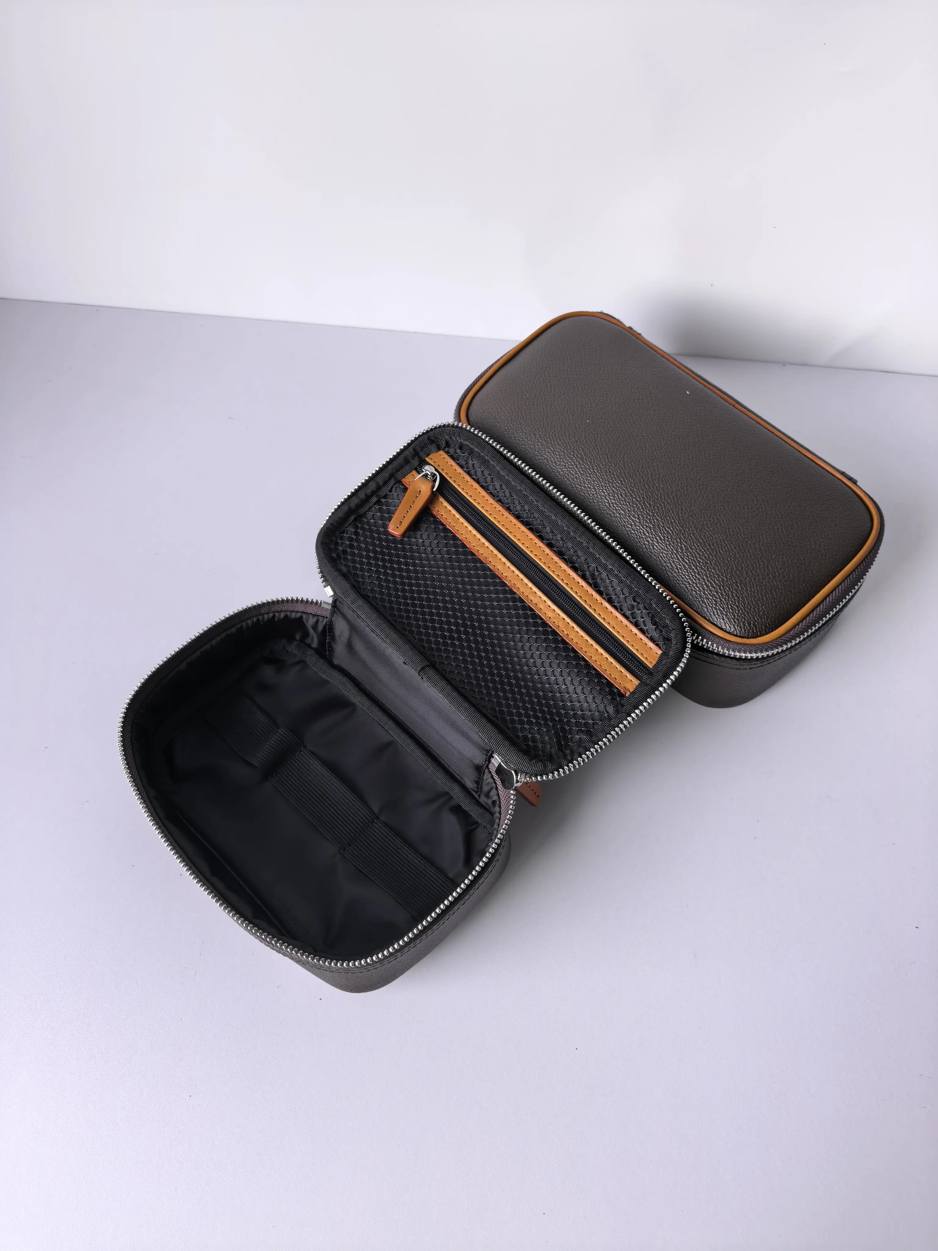 Wasserdichte Kosmetiktasche aus Beschichtetem Canvas mit Echtleder-Besatz, Unisex Reisetasche für Toilettenartikel in Groß und Klein, Organizer-Tasche – Detail 9