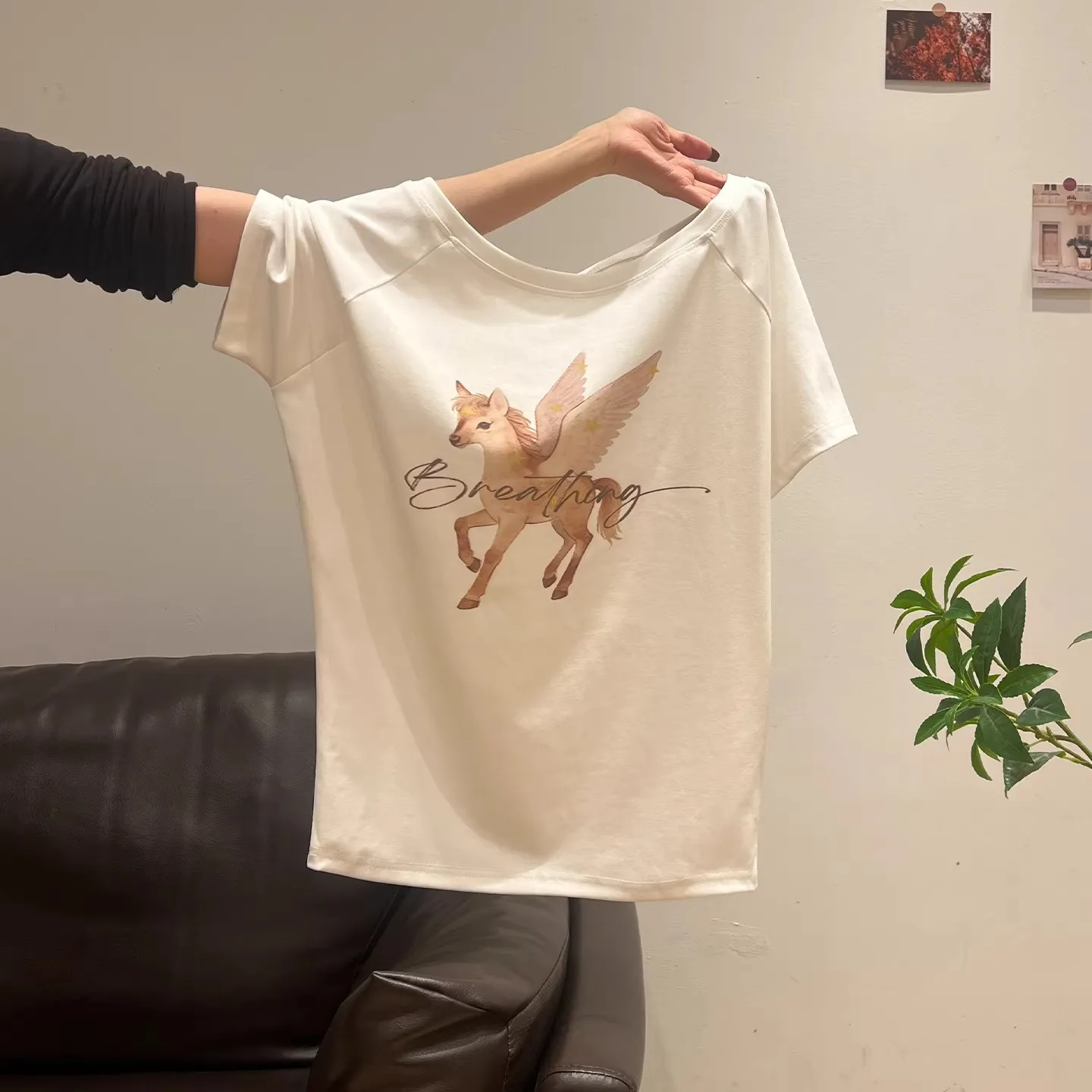 

Женская футболка с одним открытым плечом и коротким рукавом, новинка Весна-Лето 2026, с принтом пони, свободный крой, приталенный силуэт