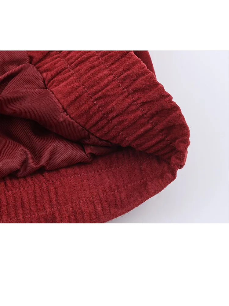 Damska kurtka w stylu casual z kołnierzykiem, długimi rękawami, dwurzędowym zapięciem, ozdobnymi kieszeniami, luźna, krótka, jednolita.