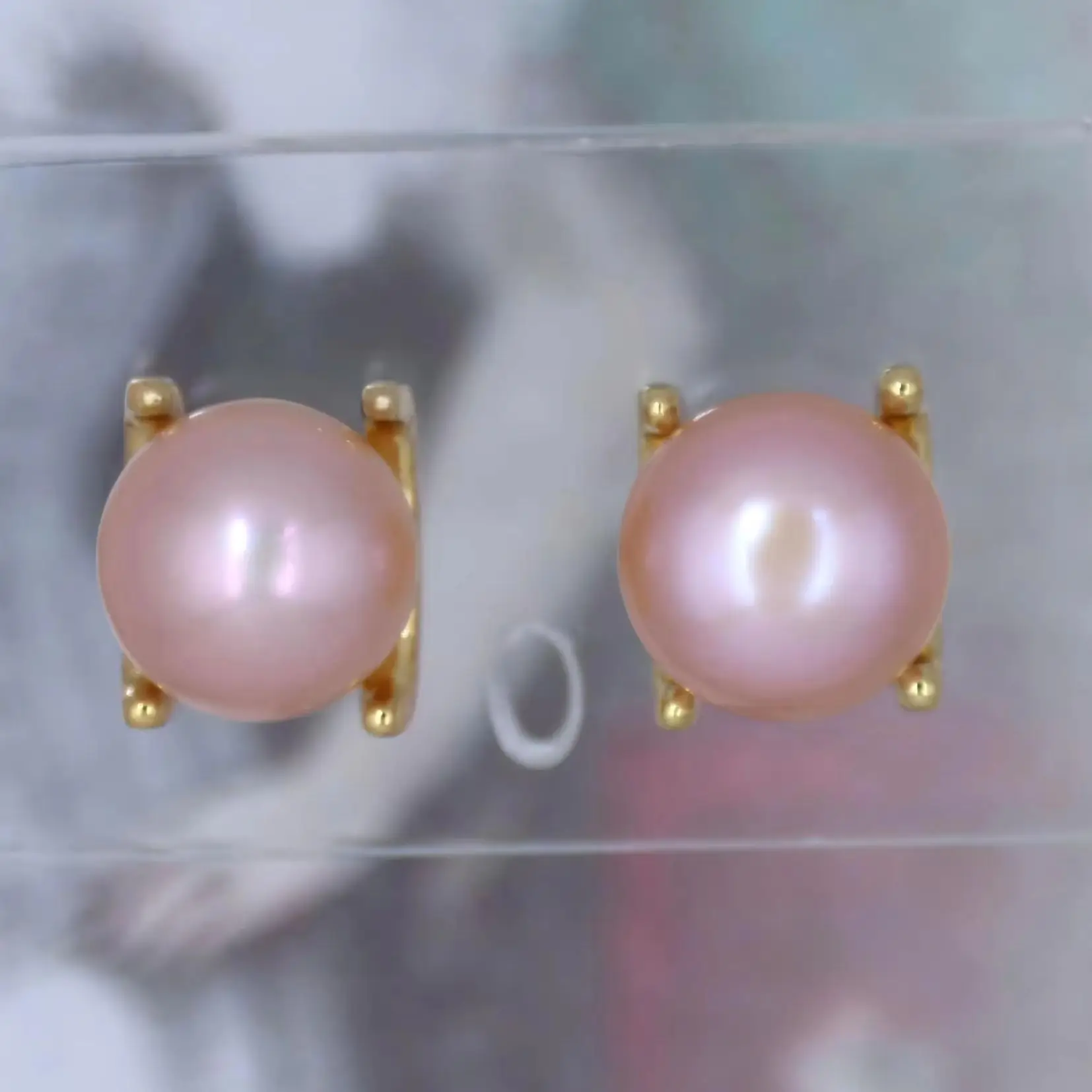 Золотые серьги с блестящим жемчугом в форме бычьей головы Светло-фиолетовые и розовые почти круглые элегантные украшения для вечеринок или подарков для женщин Золотые серьги с блестящим жемчугом в форме бычьей головы Светло-фиолетовые и розовые почти круглые элегантные украшения для вечеринок или подарков для женщин