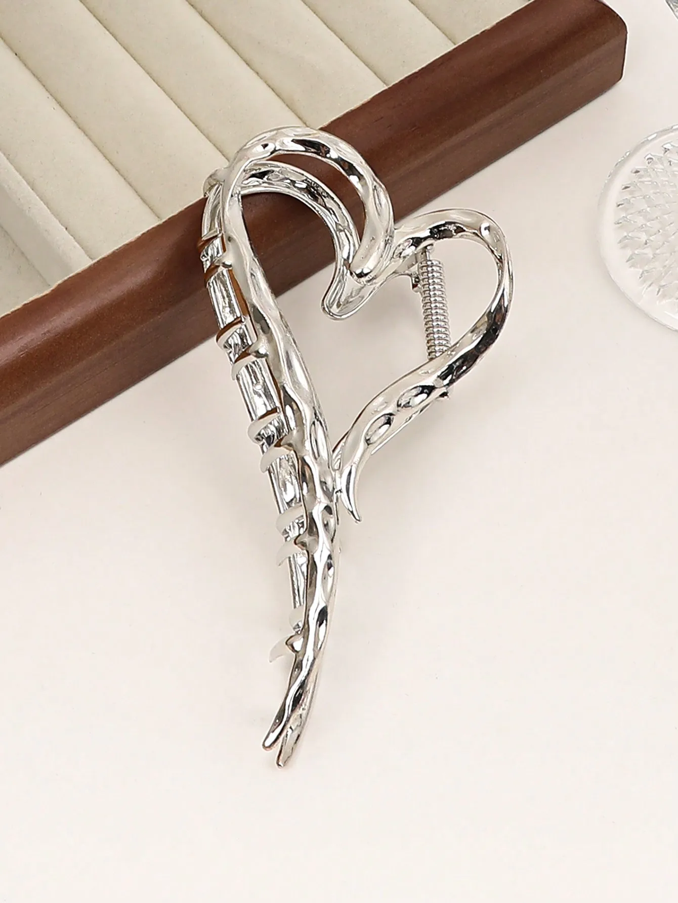 1Pcs Sliver Heart Hair Claw Clips,Elegant Love Design Hair Barrettes Ornament Large Hair Catch Clips Hair Accessories for Women