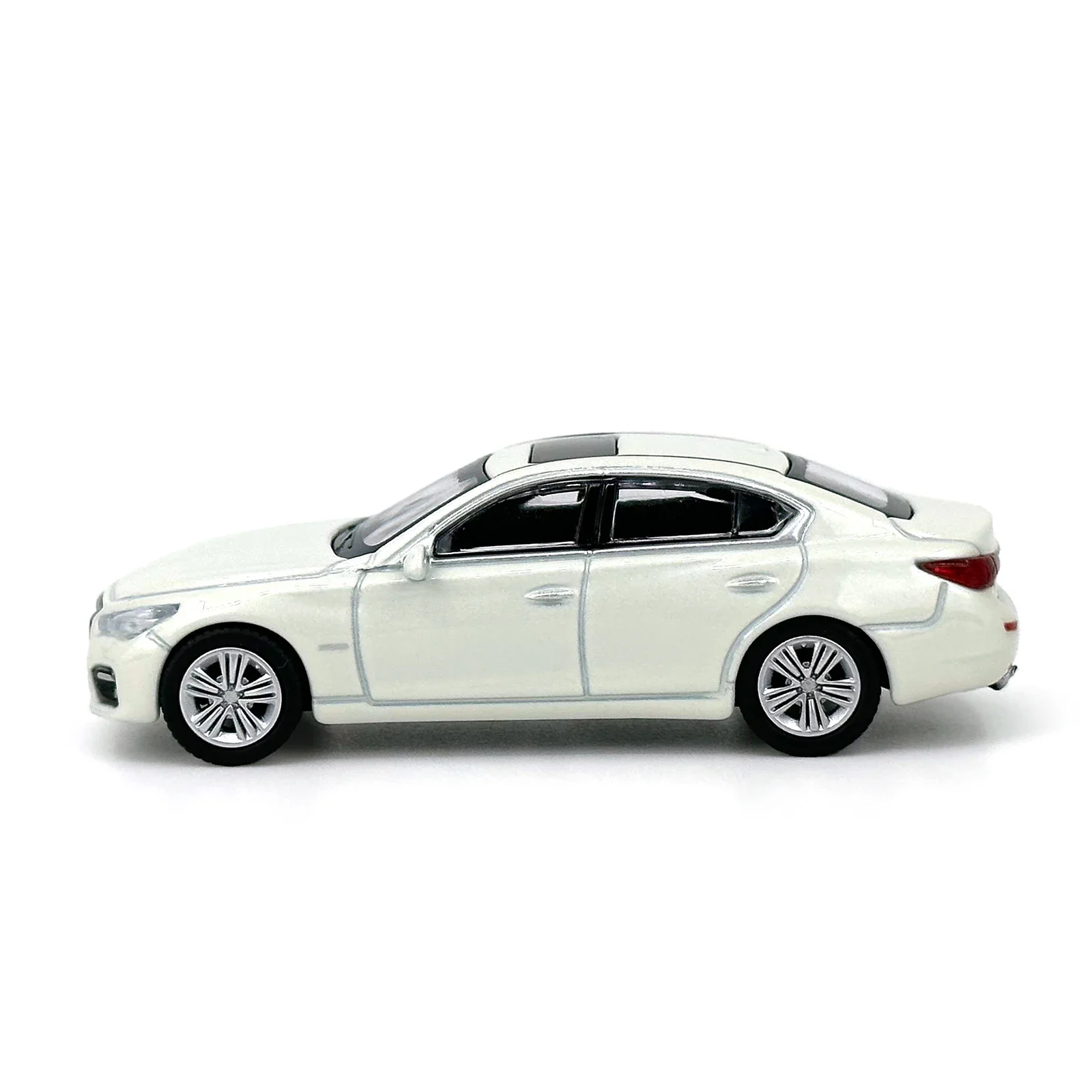 Scala 1:64 Infiniti Q50S Bianco Simulazione Modello di Auto In Lega 1/64 Pressofuso Veicolo In Miniatura Giocattoli Collezione di Hobby degli uomini