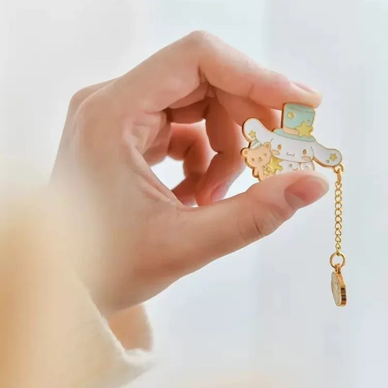 Cinnamoroll 헬로 키티 애니메이션 Kawaii Sanrio Ins 패션 가방 펜던트 금속 체인 브로치 귀여운 마이 멜로디 학생 액세서리 완구