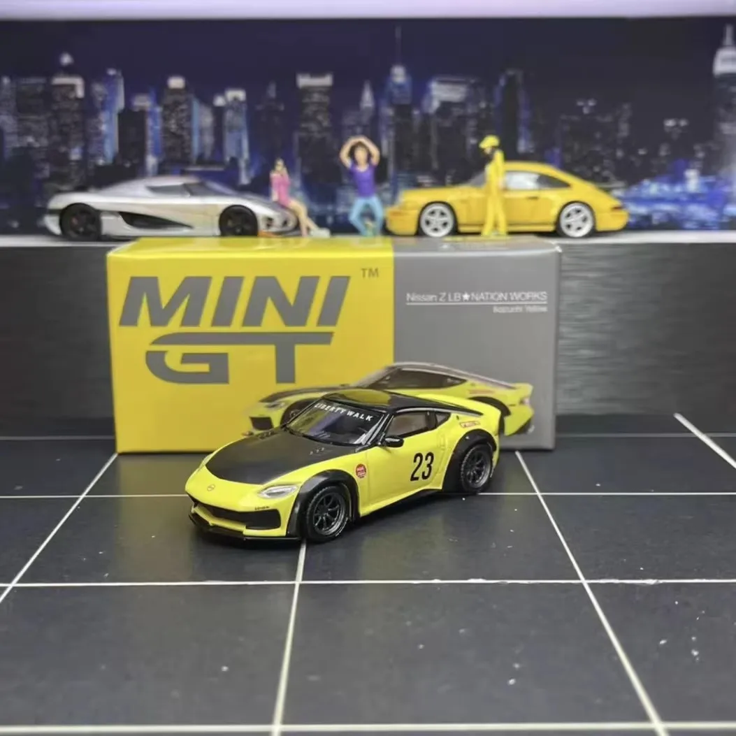 

Коллекционная модель автомобиля MINIGT TSM 1:64 Souvenir 826 Z из литого металла