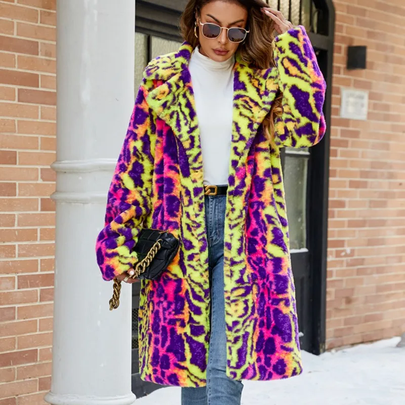 2025 nouveau manteau de fourrure synthétique à capuche mi-long imprimé léopard coloré conception de bloc de couleur chaud épaissir doux fourrure moelleuse vêtements d'extérieur pour femmes
