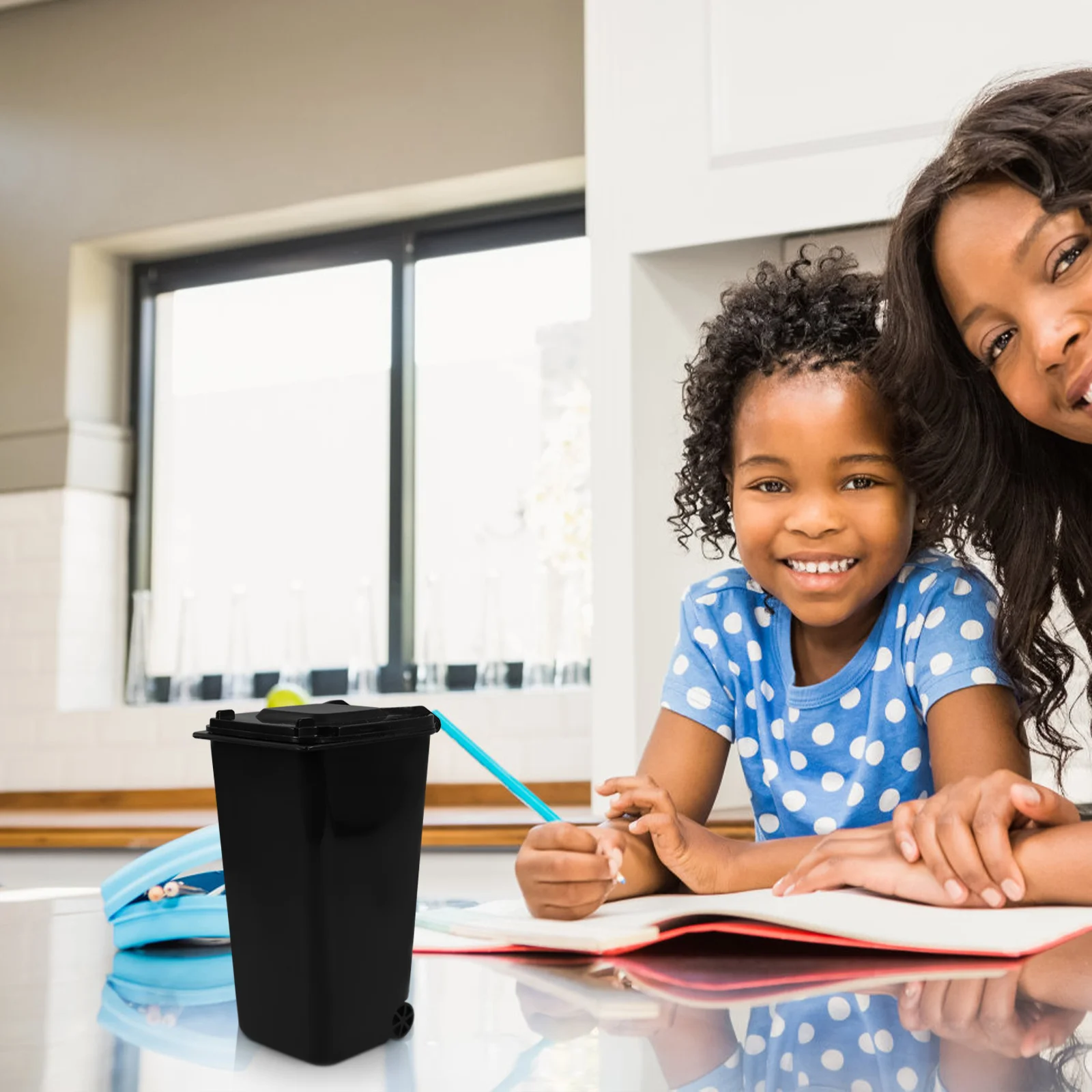 

Covered Pen Holder Mini Trash Can Desktop Organizer Multi-Use Storage Bin for Kitchen Bedroom Study Room Compact Portable