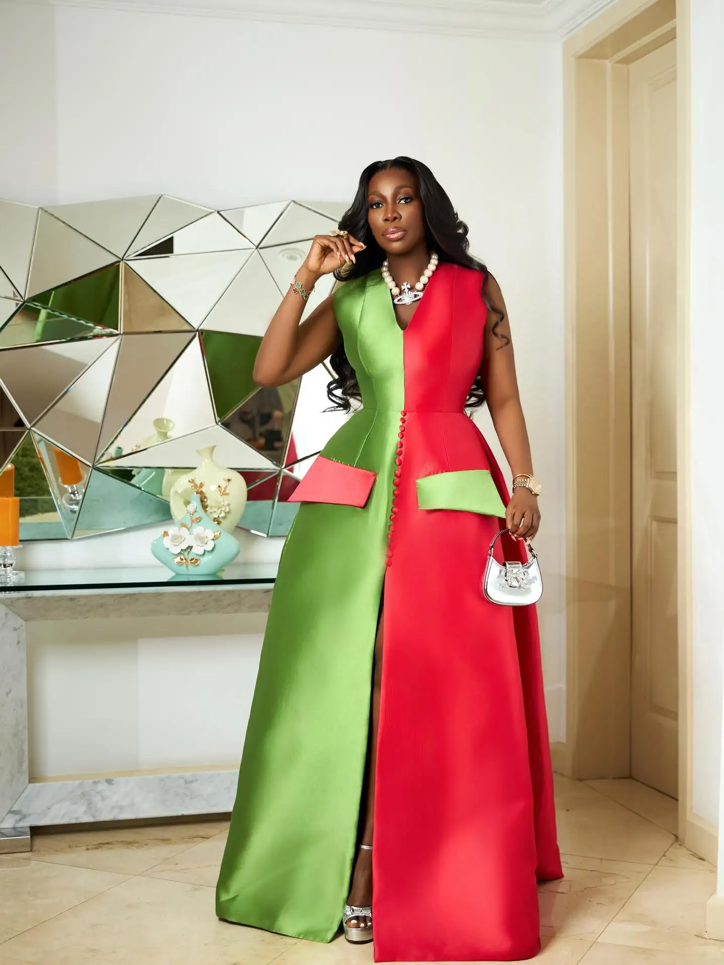 Luxuriöse Satin-Abendparty-Formelle Kleider, hübsche Rüschen, gestuftes bodenlanges Ballkleid, florales High-Low-Festzugkleid mit Blumenapplikationen