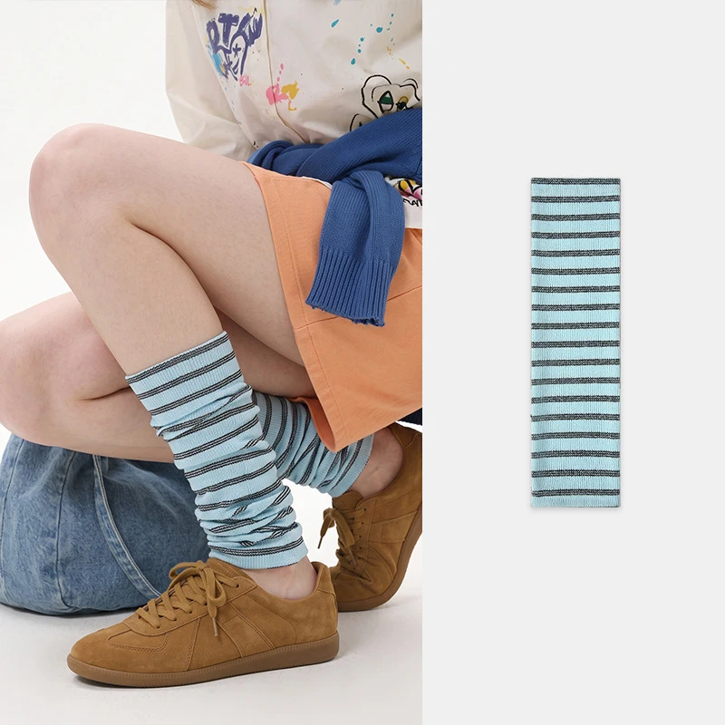 meias-y2k-femininas-azul-e-branco-listradas-com-blocos-de-cor-estilo-praia-puro-que-mostram-a-perna-com-meia-calca-branca