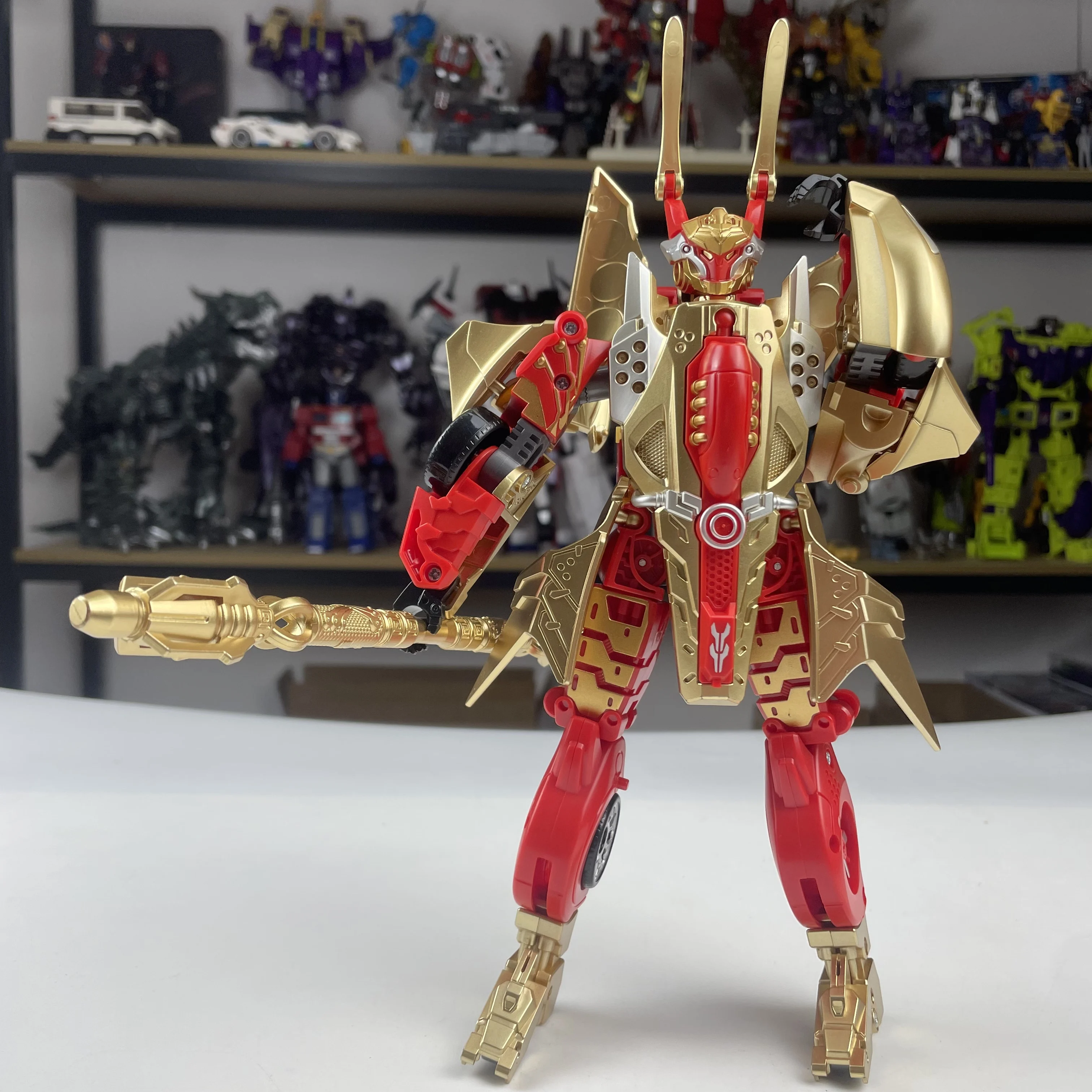 ثلاثة تغييرات تشى تيان دا شنغ ميكا القرد الملك 25.5 سنتيمتر تشوه سيارة رياضية طائرة لعبة روبوت دمية نموذج لا صندوق