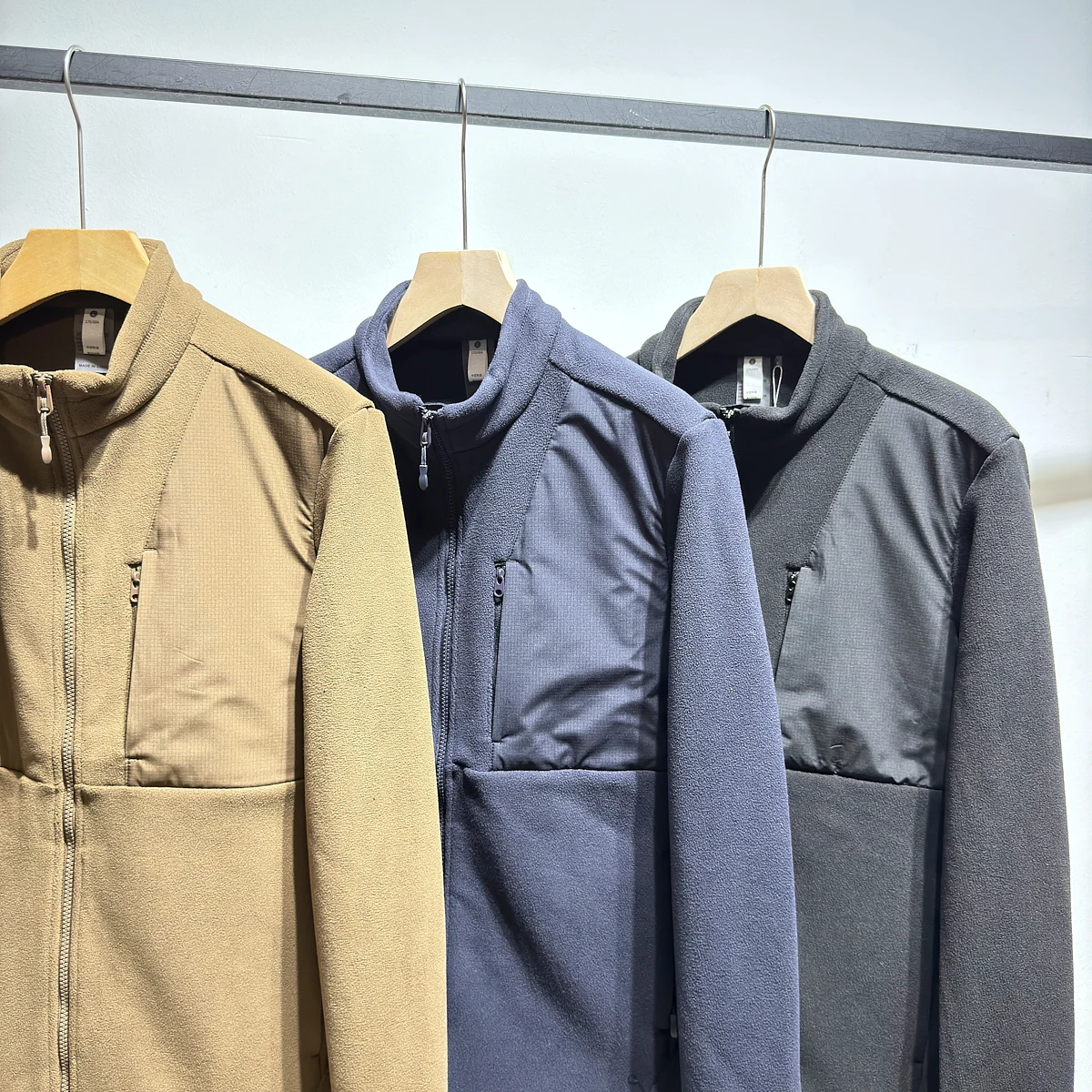 

Высококачественная ветрозащитная теплая мужская куртка из полиэстера с воротником-стойкой, в стиле пэчворк, для активного отдыха, с длинными рукавами, приталенного кроя