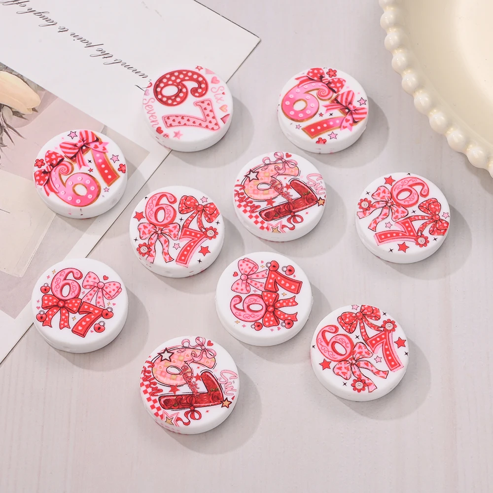 

6 шт. силиконовых бусин-прорезывателей 28 мм, красные, с бантом и цифрой 67, для самостоятельного изготовления цепочек для сосок, клипс, браслетов для прорезывания зубов