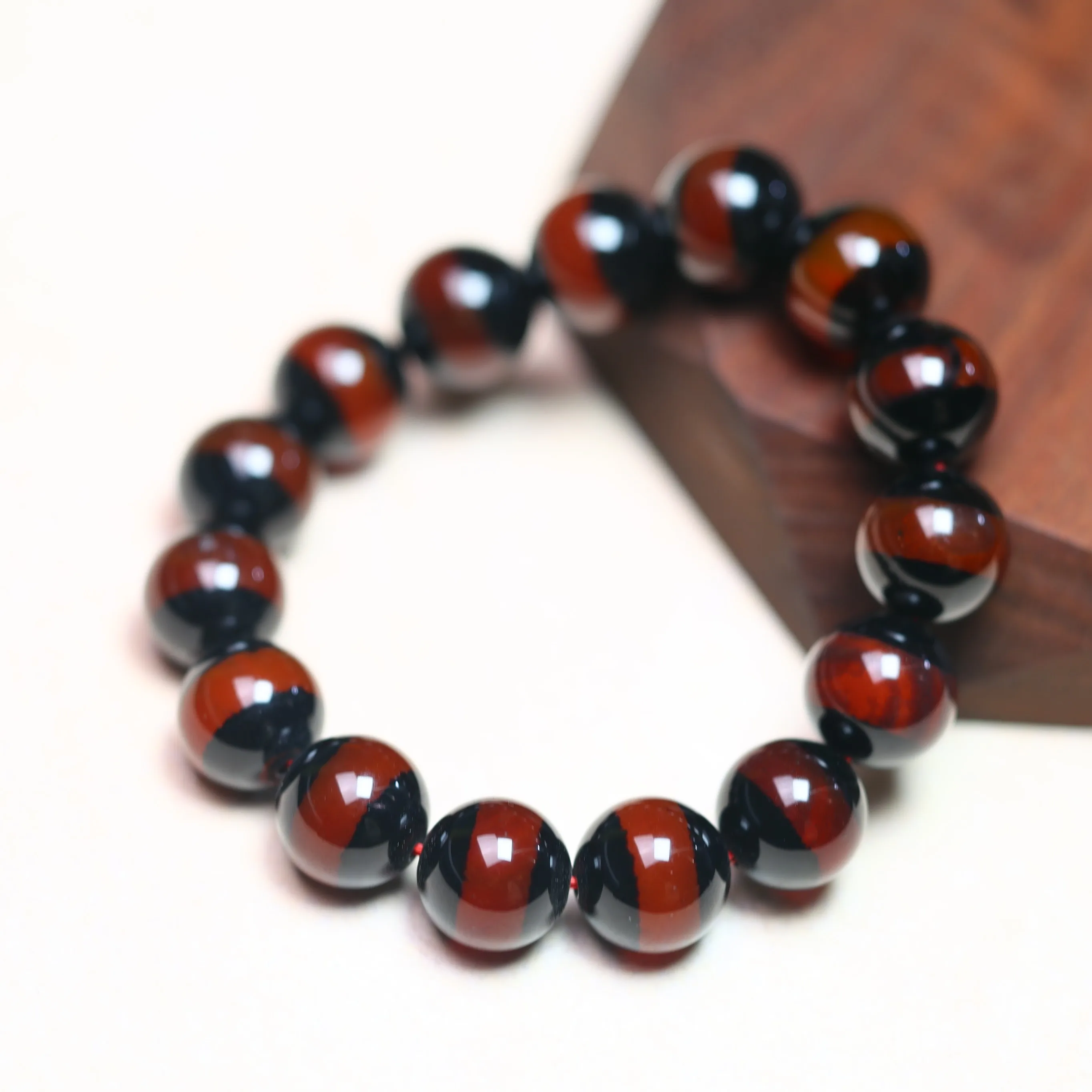 

The fine agate one-line sky bracelet for men and women symbolizes good luck and is a perfect gift for family and friends