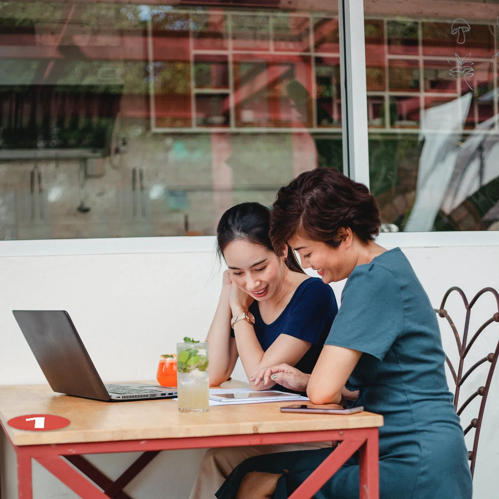 

2 Sheets Round Number Pasters Waterproof PVC High-Quality Adhesive Labels for Party Favors Treat Bags Serial Number Marking DIY