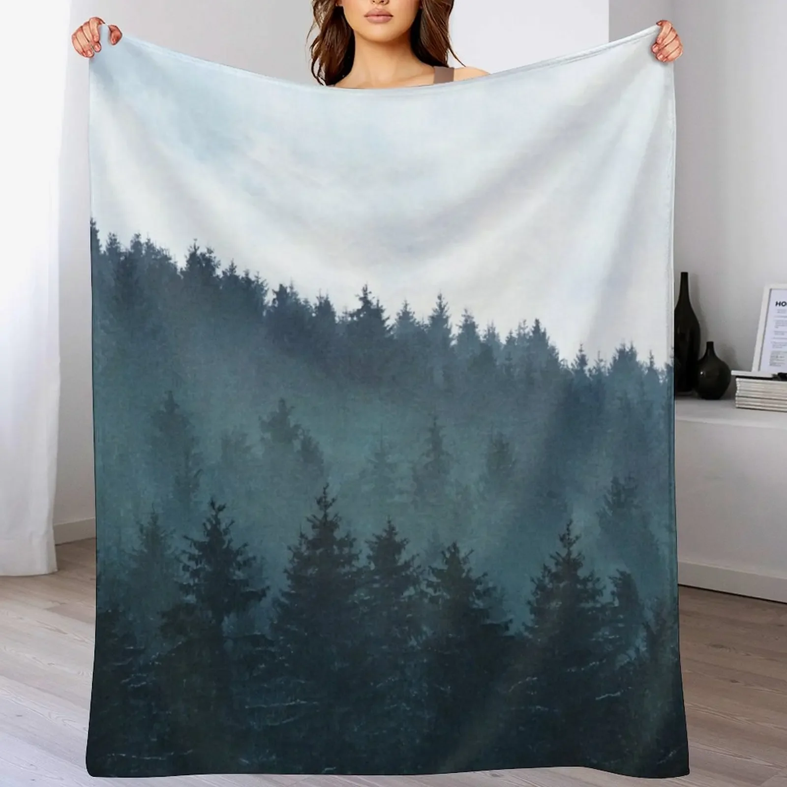 Euphoria // Winter Vibes Vintage Fairytale Snow Forest avec des arbres de Cascadia recouverts d'un brouillard bleu magique, couverture de saison