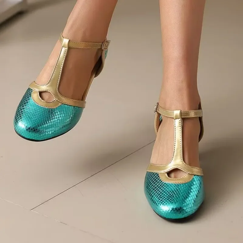 صنادل نسائية صيفية موديل 2025 بمقدمة مغلقة موضة مطابقة الألوان للمكتب والوظيفي جديد مقاس كبير بكعب بحزام بإبزيم متين للنساء