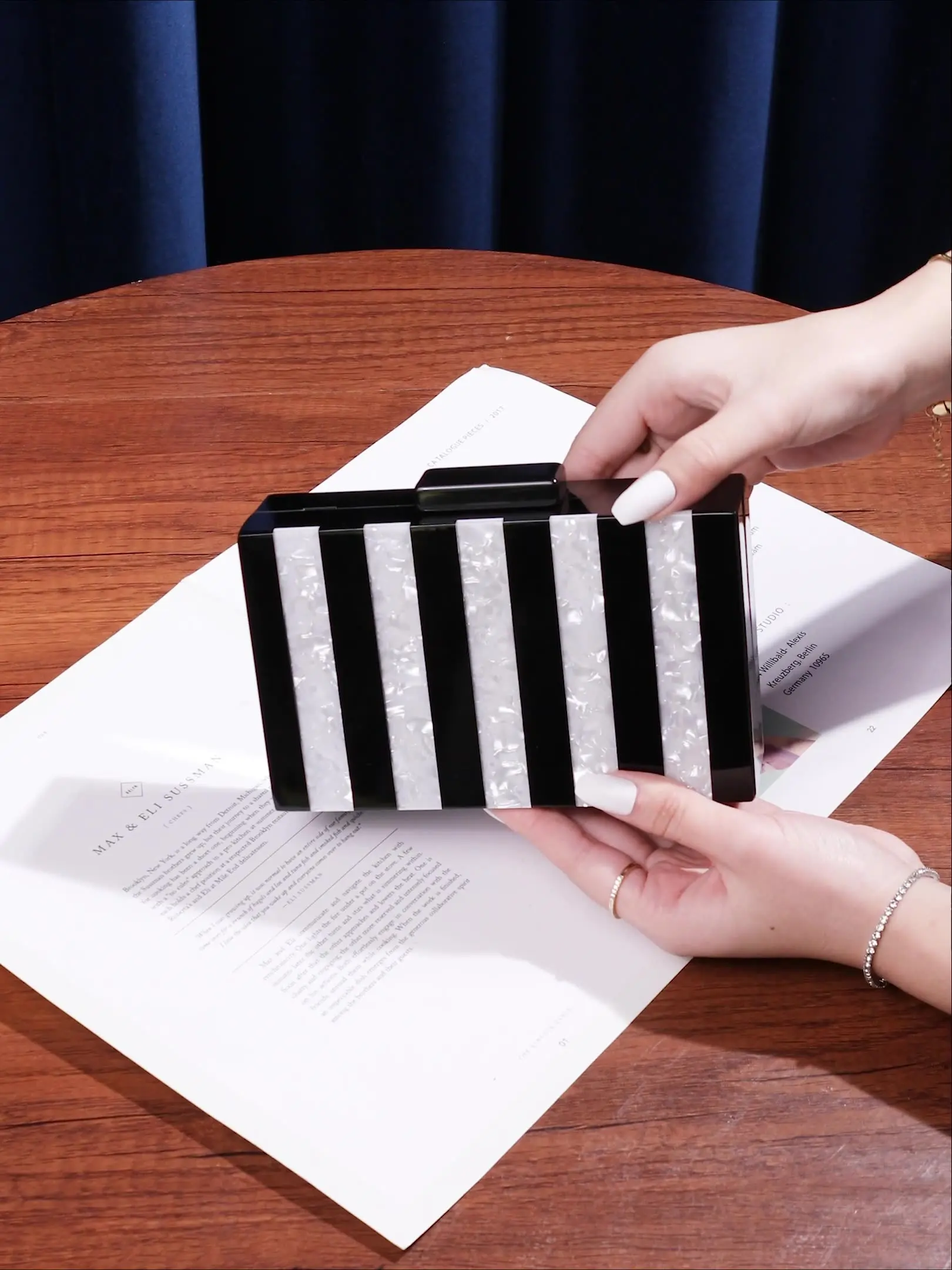 

2025 New Striped Splicing Women's Single Shoulder Diagonal Cross Bag Acrylic Bag Fashion Wedding Banquet Handbag