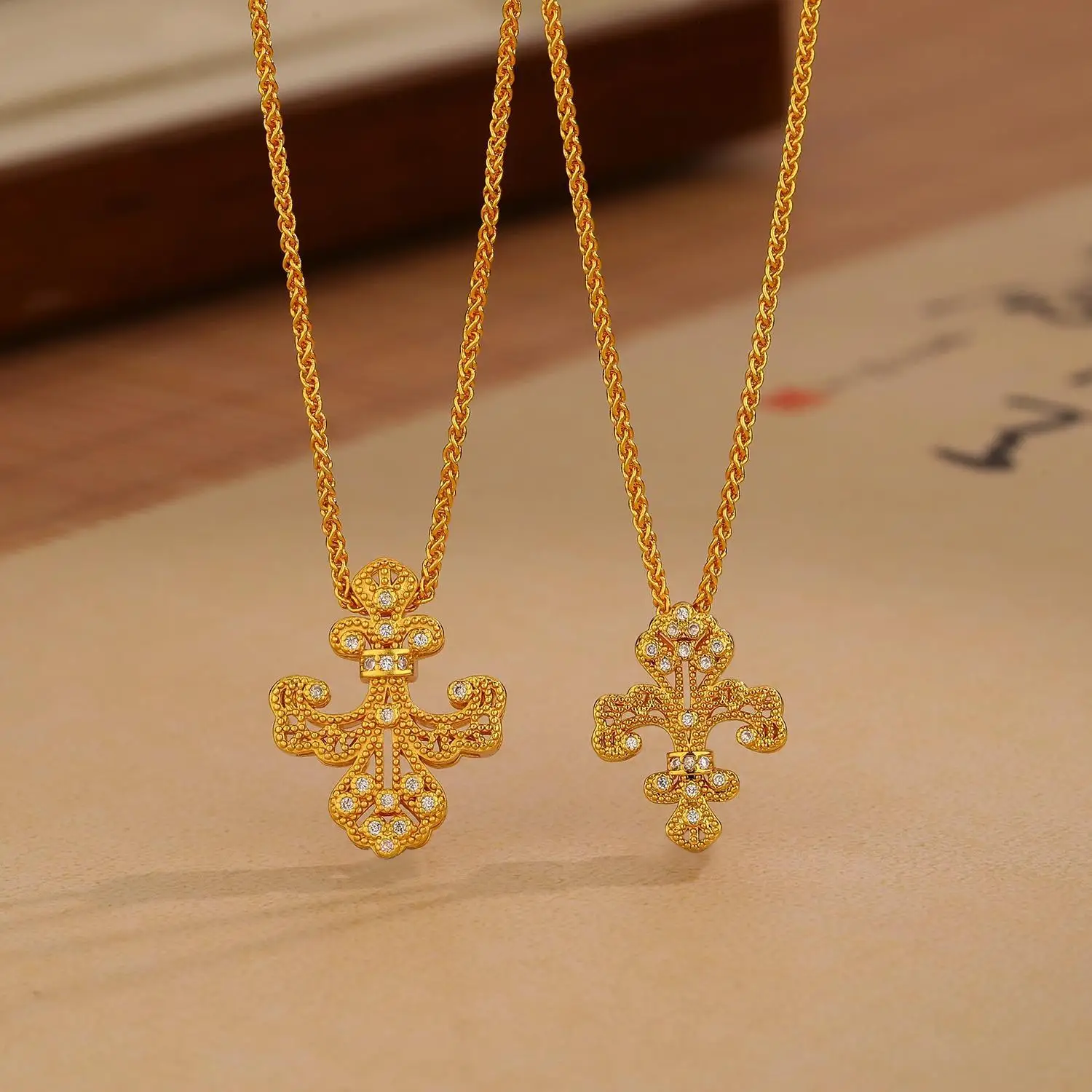 

Light luxury 24K real gold Point diamond iris pendant necklace Fashion 999 pure gold high touch everything cross collarbone chai