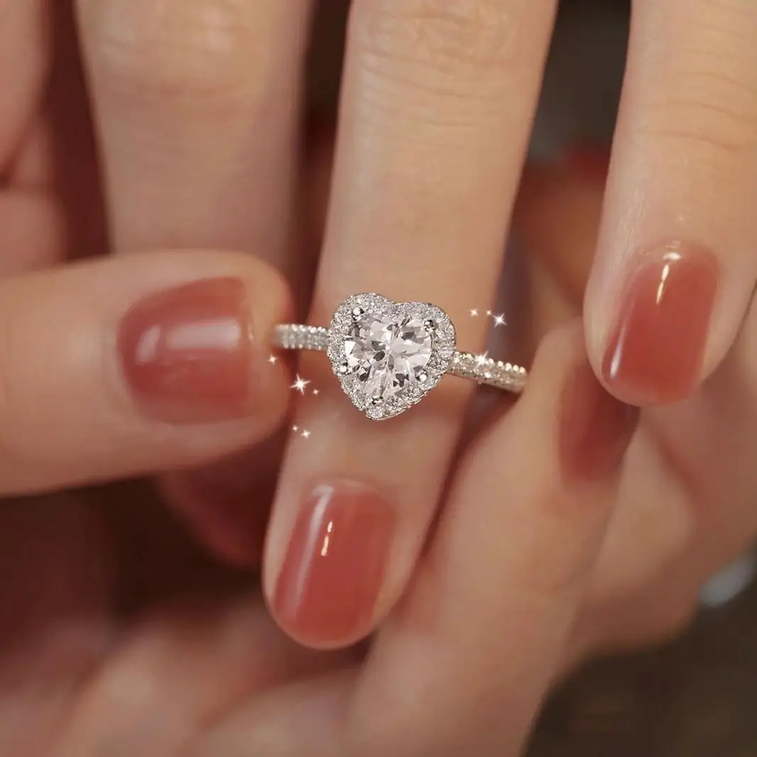 2025 خاتم قلب فضي اللون فاخر للنساء موضة رائعة معدنية مطعمة أحجار الزركون الأبيض خاتم الزواج مجوهرات الخطوبة