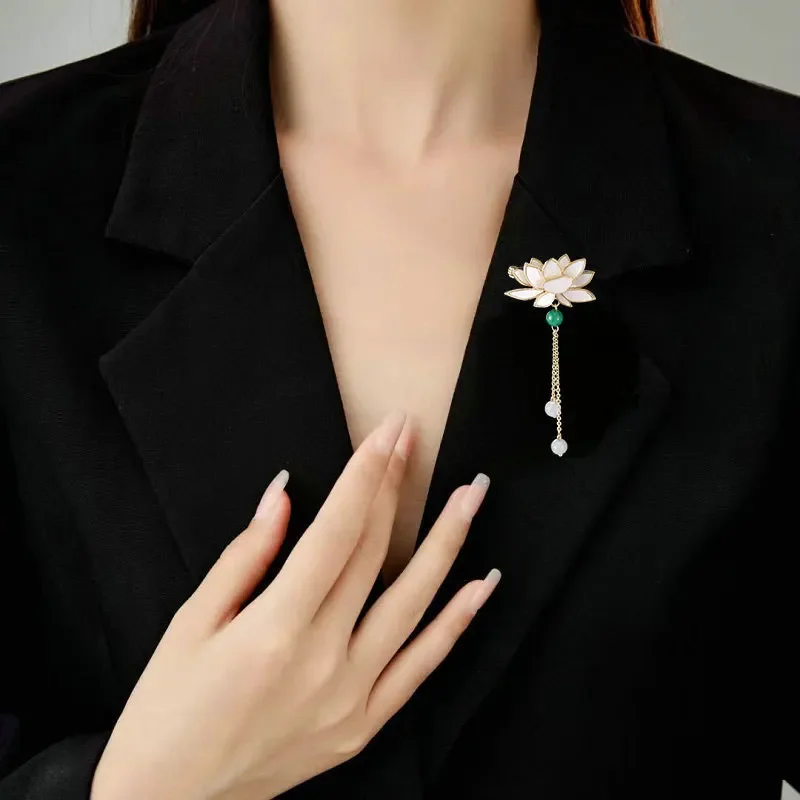 9527 Un cheongsam con colletto pressato, un abito da tè e un accessorio retrò di loto cinese da donna