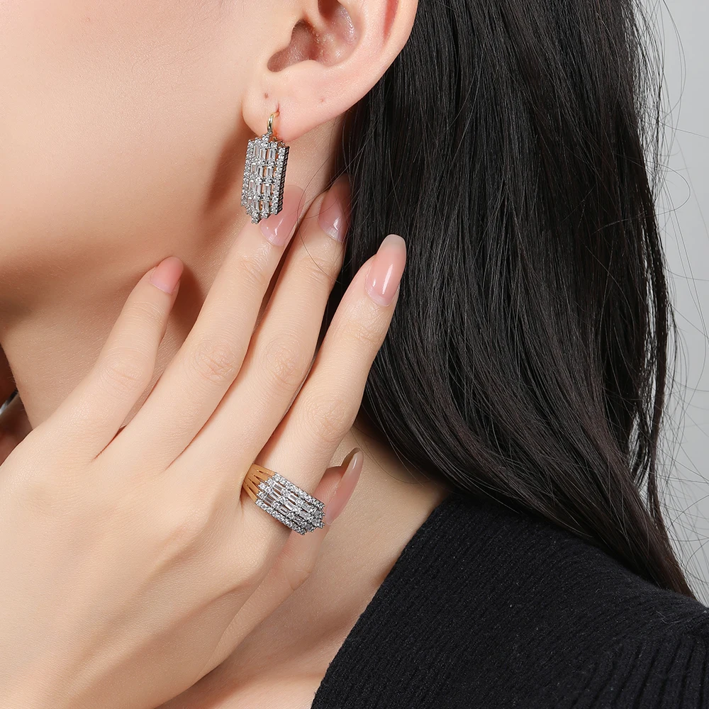 Französischer leichter Luxus-Schmuck mit eingelegten Baguette-Ohrringen und Ringen im zweifarbigen Set, vielseitiger Schmuck für den Arbeitsweg und Bankette. – Detail 2