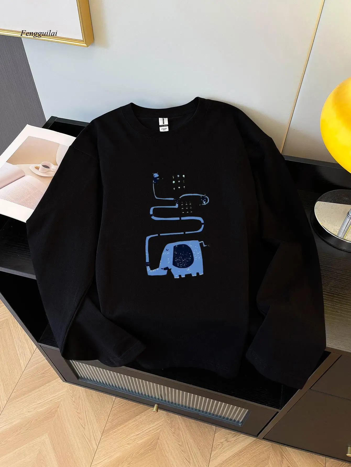 เสื้อยืดแขนยาวลำลอง - คอกลมพิมพ์ลายกราฟิกพร้อมลวดลายสัตว์และเรขาคณิตแปลกตา สีเขียวเข้ม