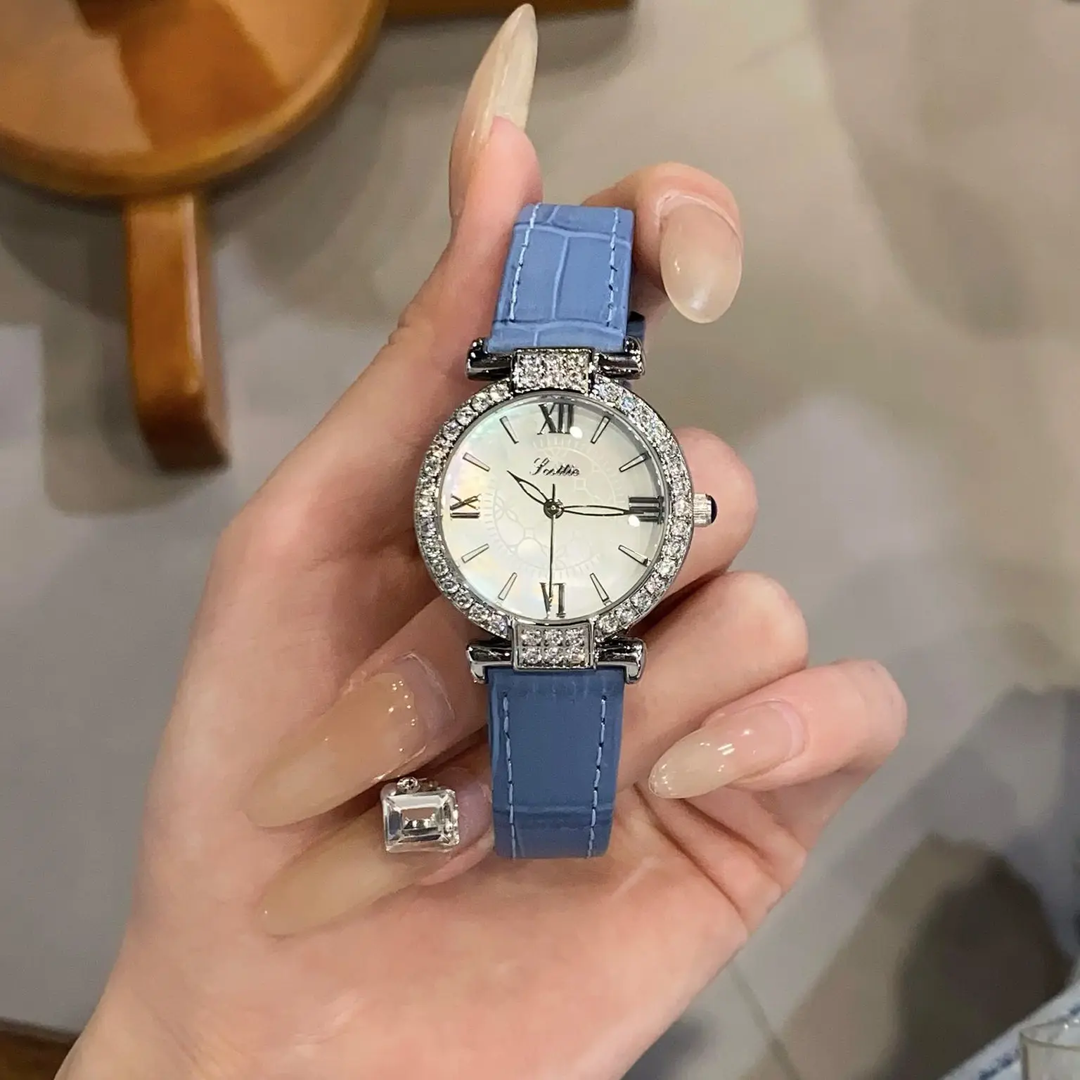 

Новые женские часы с кожаным ремешком, циферблатом из перламутра, универсальные и модные, элегантный синий дизайн, роскошные часы для женщин.