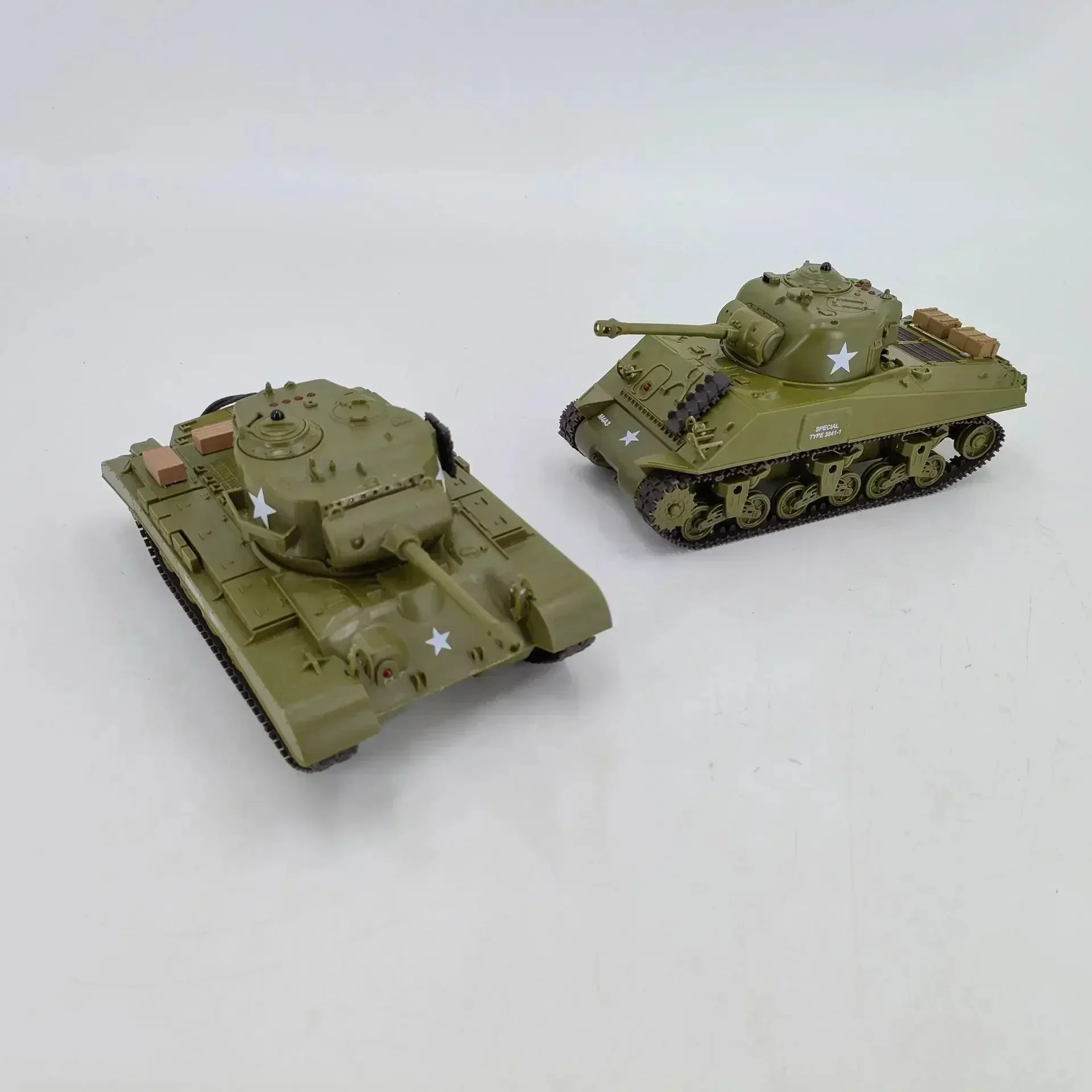 Nuovo carro armato telecomandato da 2,4 g, carro armato da combattimento wireless 1:30 Simulazione Sherman Pershing Modello, giocattoli per bambini, regali per giovani