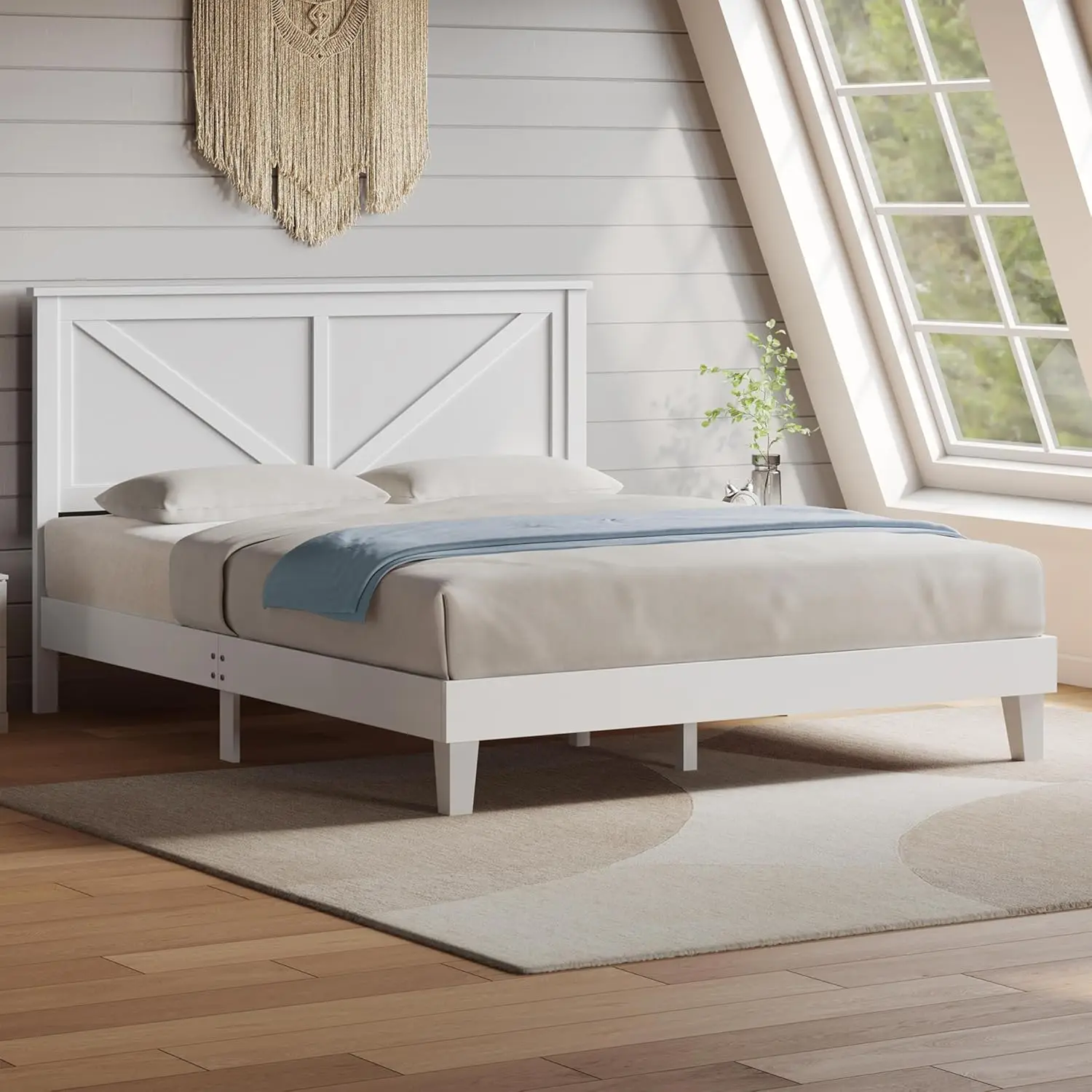 

Деревянная кровать Queen-size, белая кровать-платформа в стиле фермерского дома из каучукового дерева с V-образным изголовьем, прочная деревянная опора, на заказ