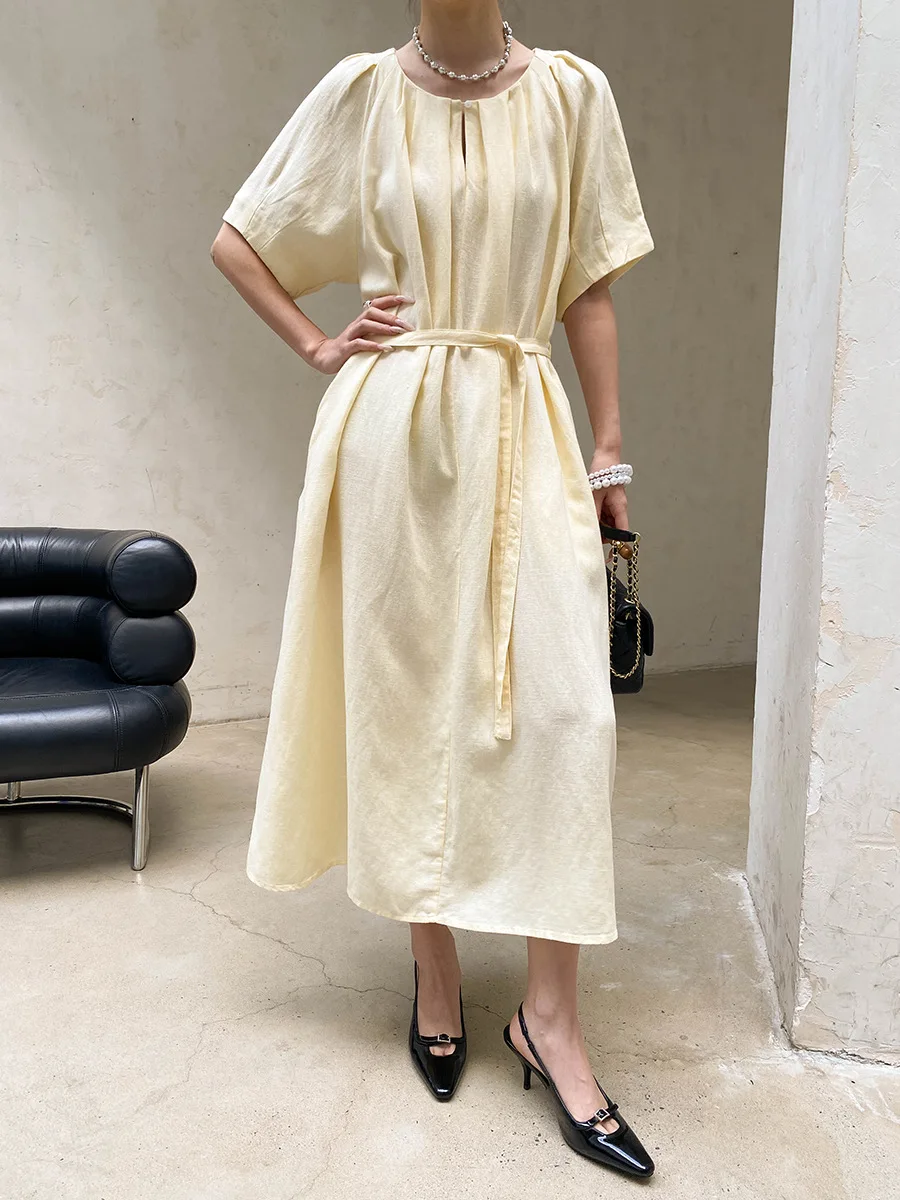 Sommerliches Damenkleid in unifarbenem Design mit plissierter Taille und Rundhalsausschnitt. – Detail 7