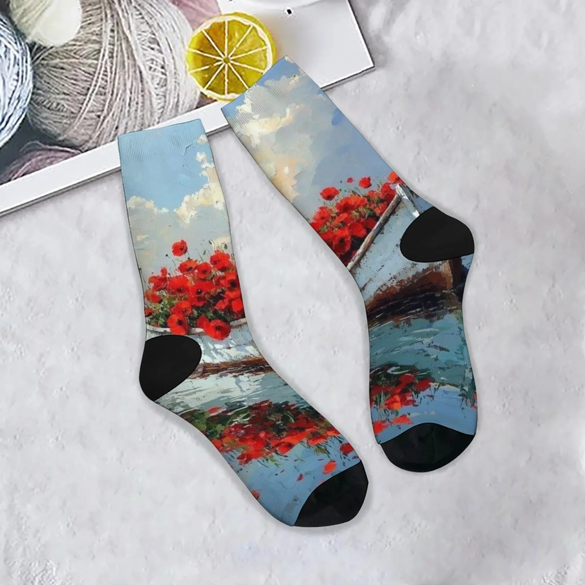 Ein kleines Boot trägt rote Blumendrucke. Modische Herrensocken, Neuheit, lustige Kompressionssocken, weiche, rutschfeste Sportsocken, Geschenk