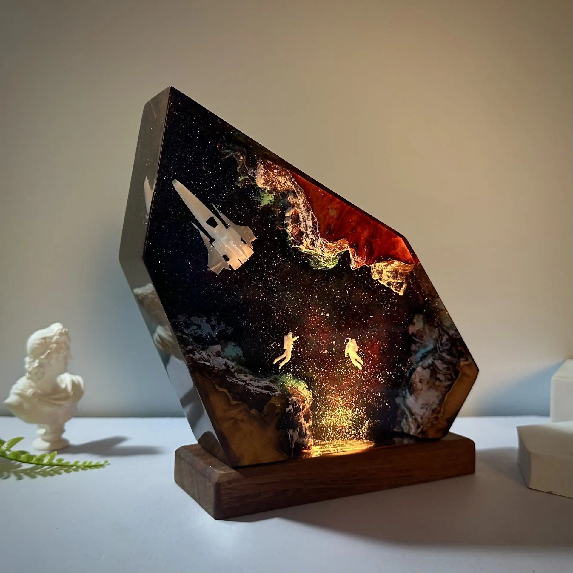Deep Space Cosmic Landscape Resin Ambient Light Astronaut Design Epoxy Craft Lamp Creative Birthday Holiday Present For Friends