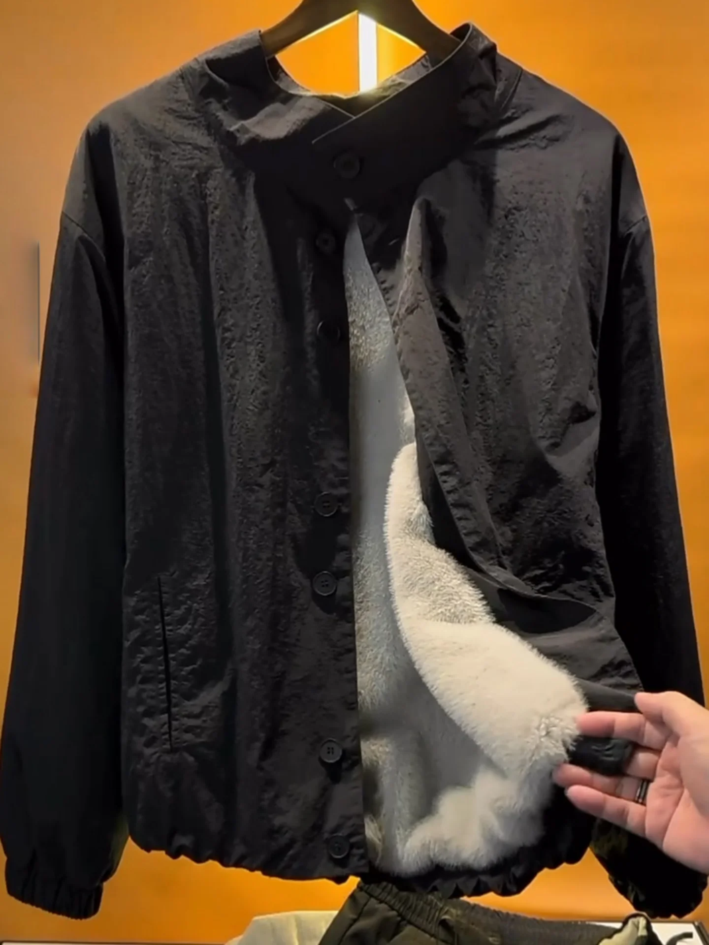 

Мужская модная куртка на флисовой подкладке, осенне-зимняя, новая модель в стиле Old Money, с воротником-стойкой и дизайном с орлом, удобная для повседневной носки.