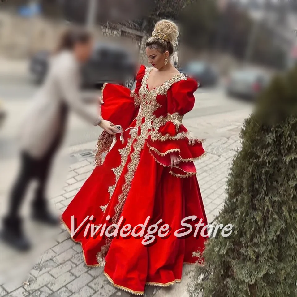 レッドの豪華なVネック、伝統的なブライダルドレス、フレアスリーブ、ゴールドレース刺繍、ビーズとラインストーンの装飾、カスタムメイドのAライン