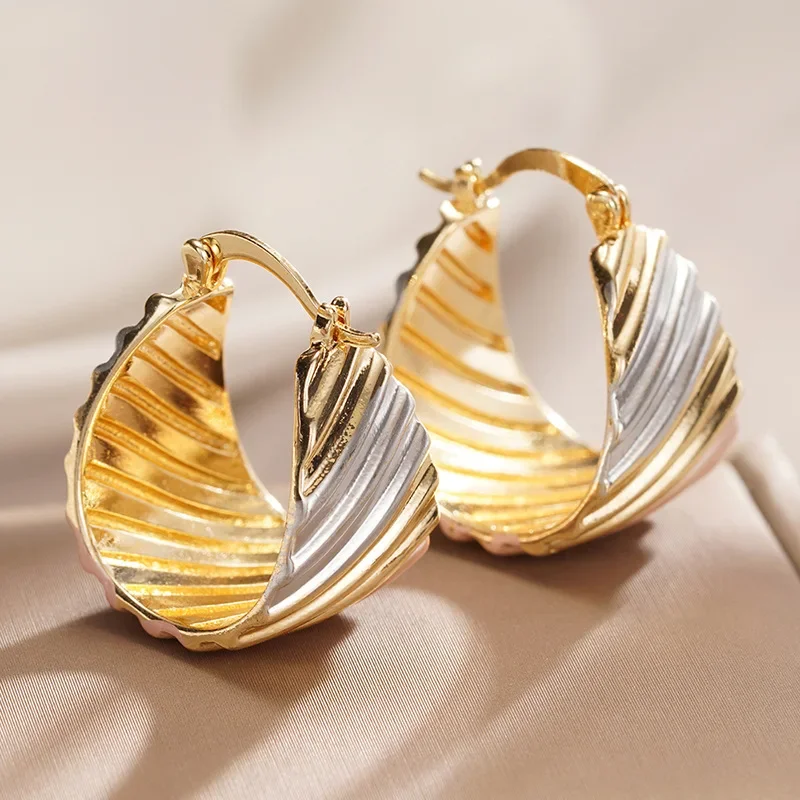 

2025 New European and American Multi Color Ear Buckle with Fresh Flowers, Fashionable and Elegant U-shaped Jewelry Accessories