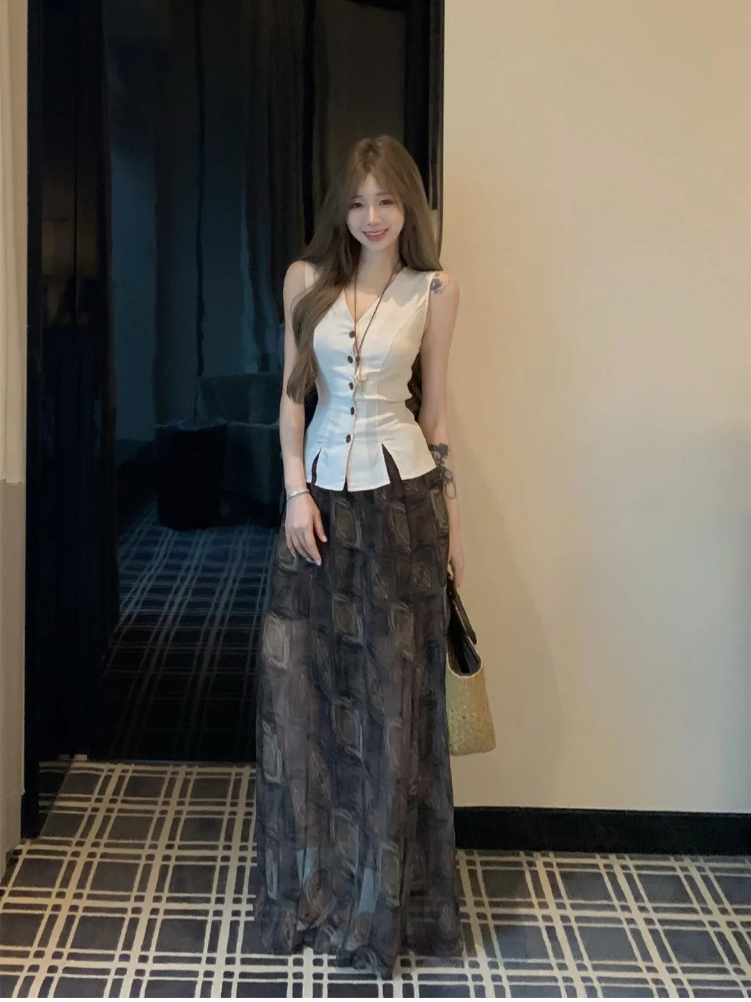 

Комплект из двух предметов в ретро-стиле: топ с V-образным вырезом и принтом, укороченная юбка, женский, с эффектом утяжки талии, весенний модный ансамбль, короткий рукав