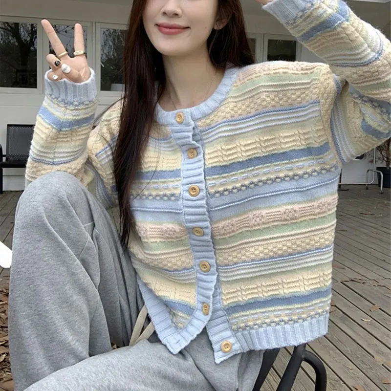 Sweater bergaris warna manis Korea pakaian wanita longgar musim gugur musim dingin pakaian rajutan berkancing sebaris leher bulat baru