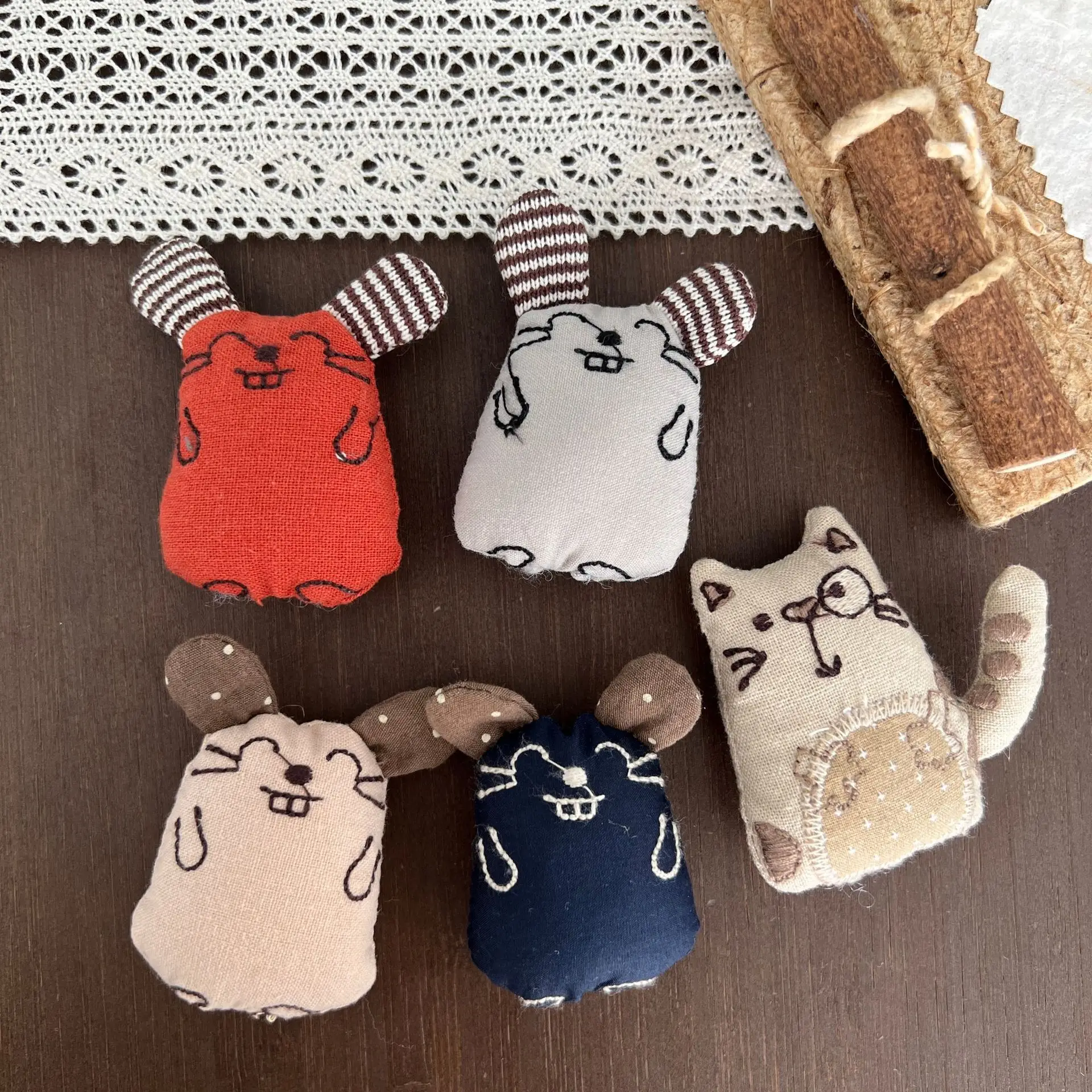 Korean Cute Pet Brooch 1PCS for Women 3D Kitten Mouse Scarf Bear Sweater Bag Keychain Decor Durable Kit