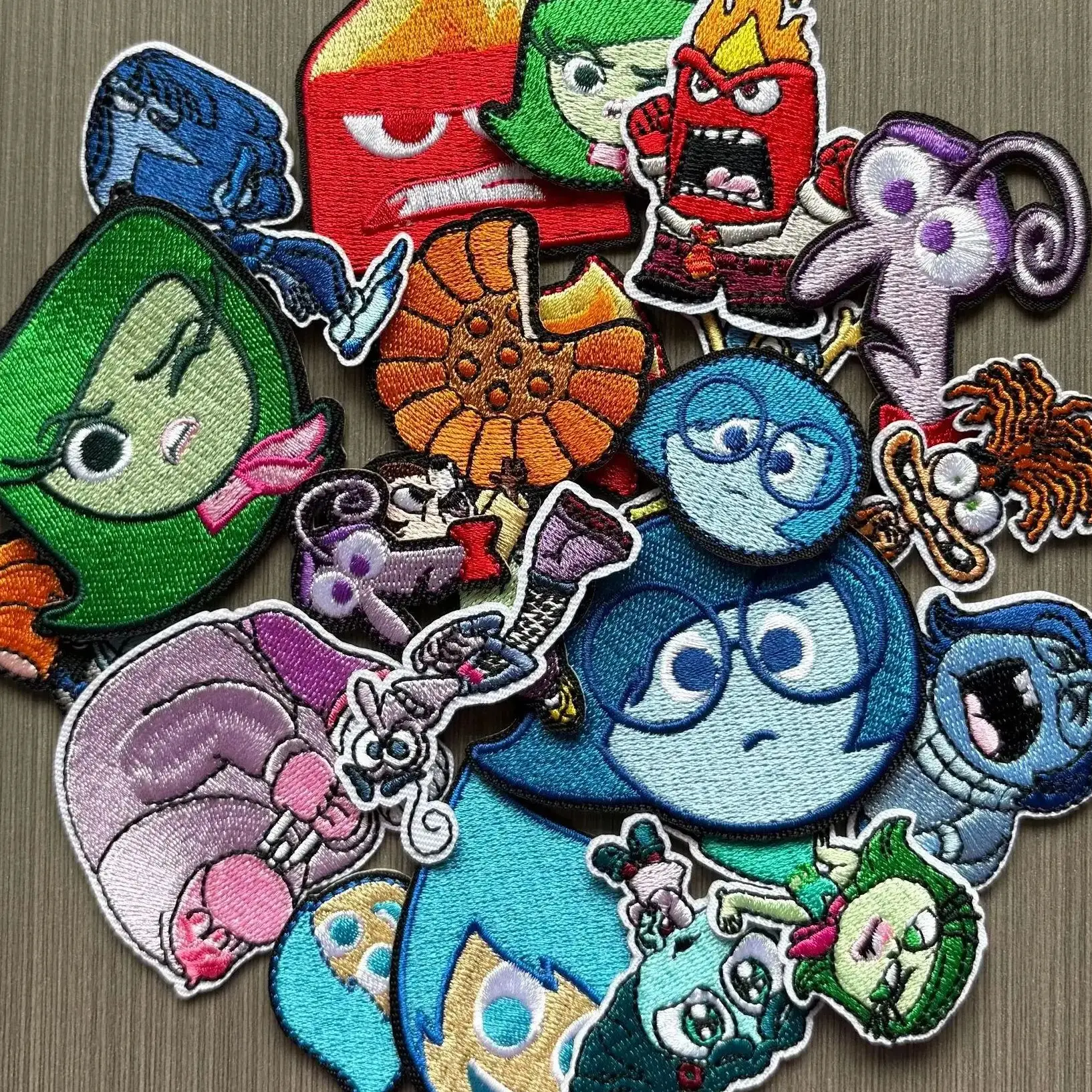 21 pegatinas de dibujos animados de Inside Out para ropa, parches bordados termoadhesivos para coser en ropa infantil, DIY para jeans, sombreros, abrigos, apliques de anime.