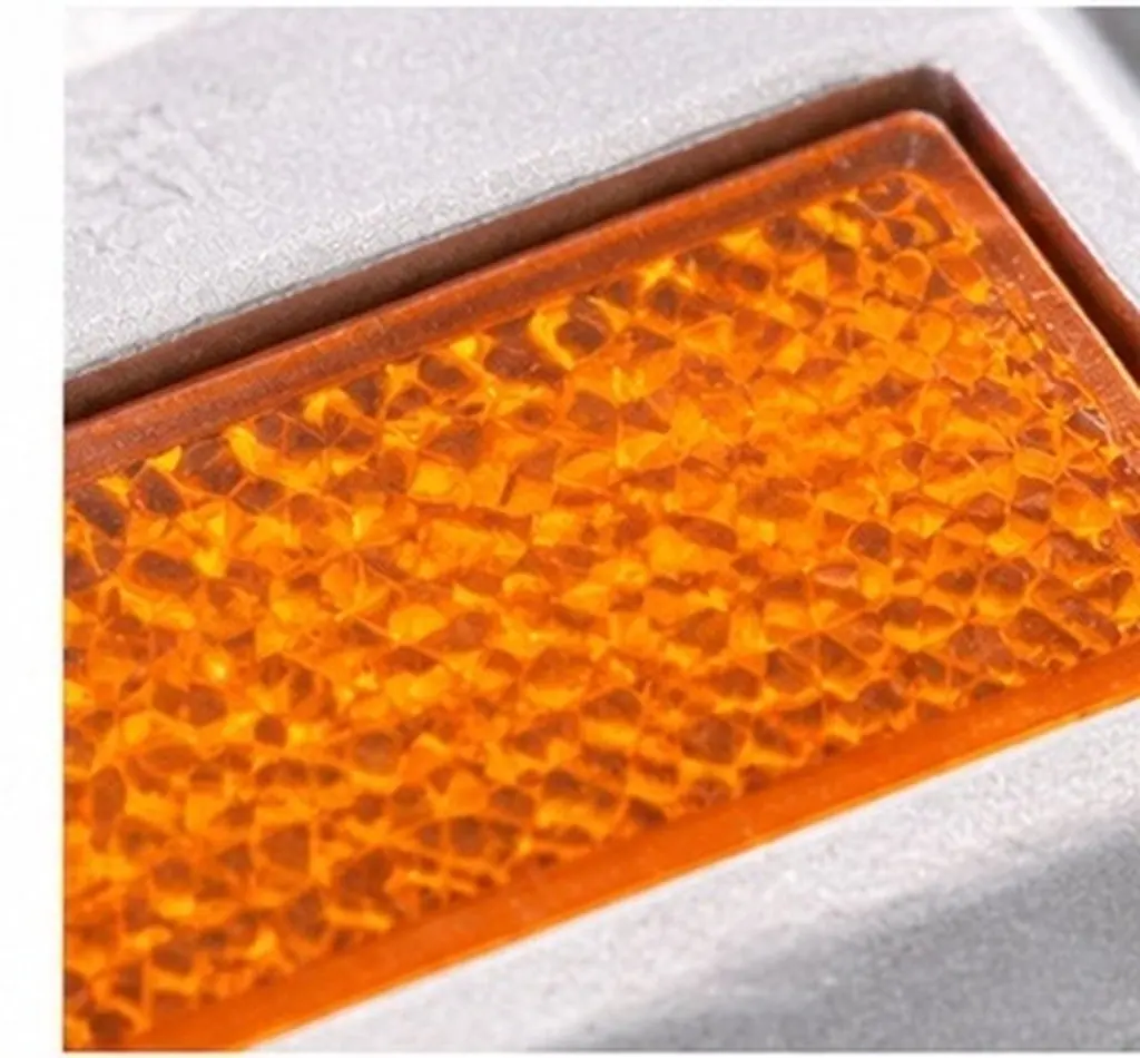 Reflective Road Pavement Marker Aluminum Road Stud High Visibility Nighttime Safety Marker for Driveways Parking Lots Garages