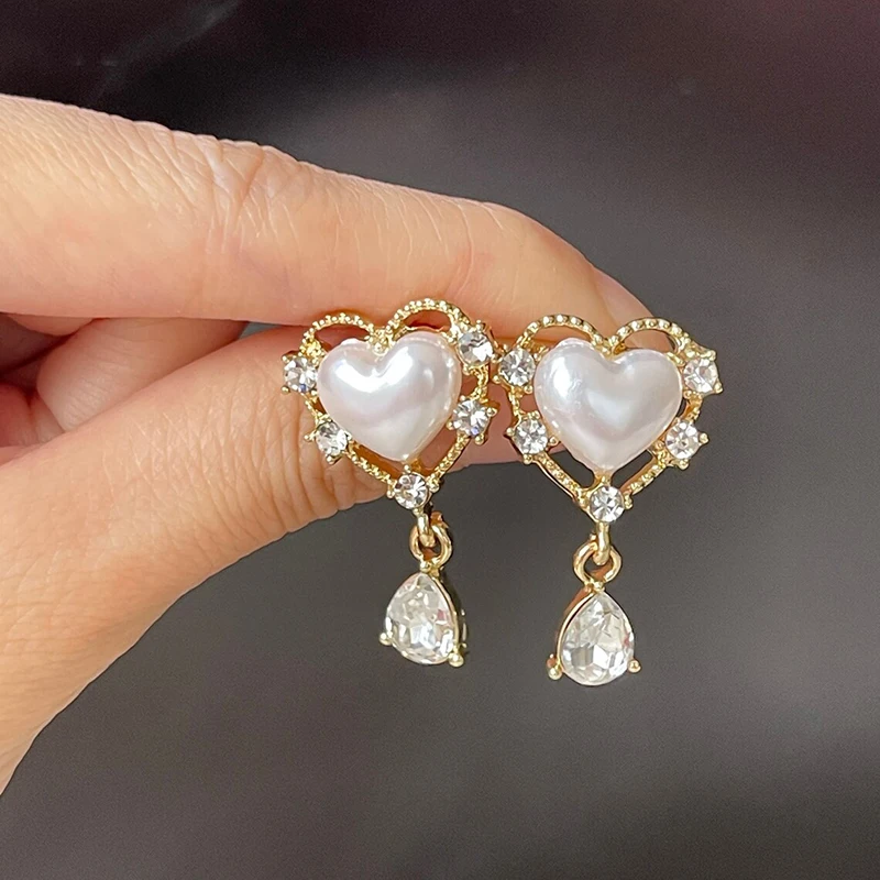 Huitan Sweet Heart Imitation Perlen Tropfen Ohrringe mit Wasser tropfen Zirkonia Gold Farbe Temperament Accessoires für Frauen