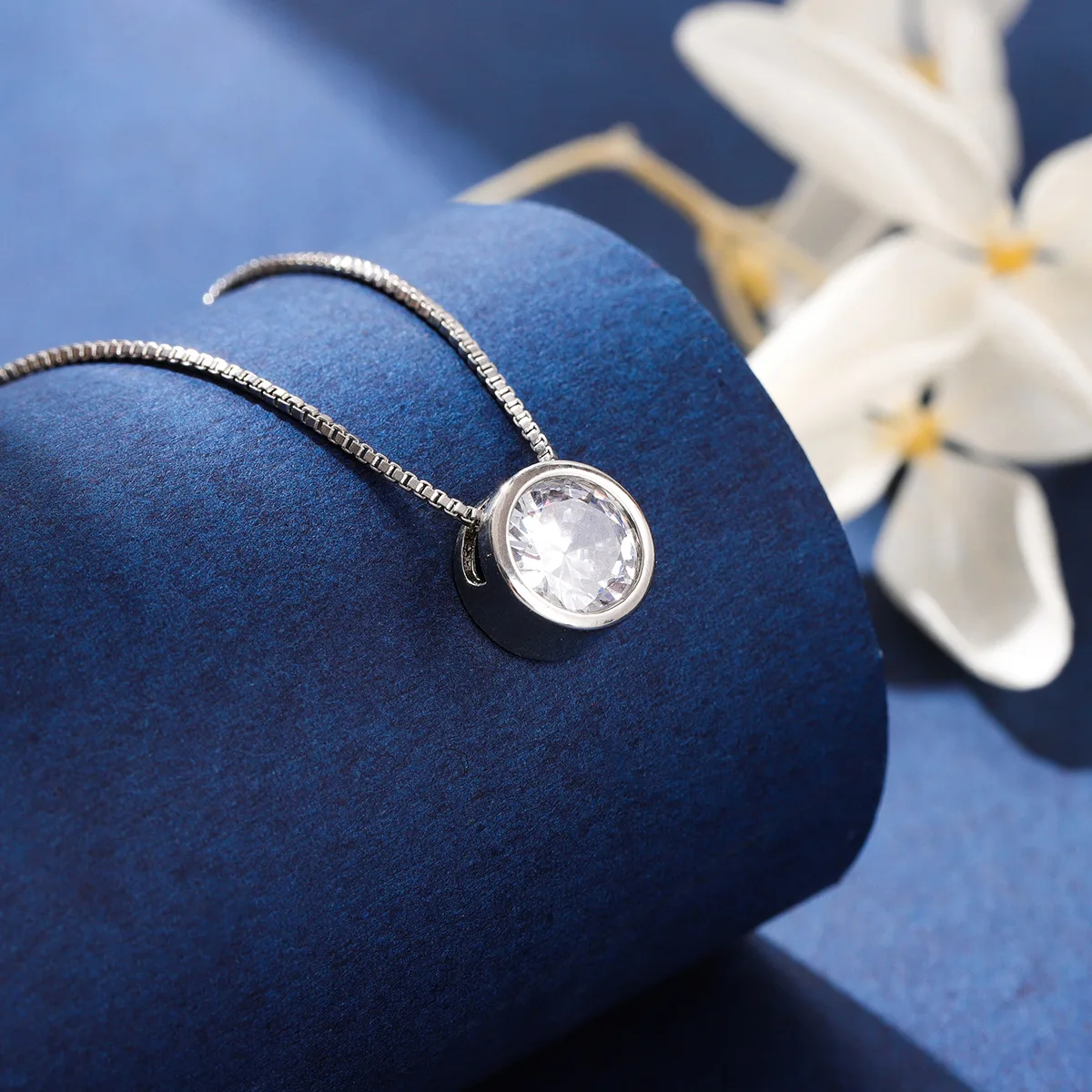 925 Sterling Silver Exquisite Jewelry Small Circle Crystal Female Fashion Accessories Simple Temperament Pendant Necklaces XL138