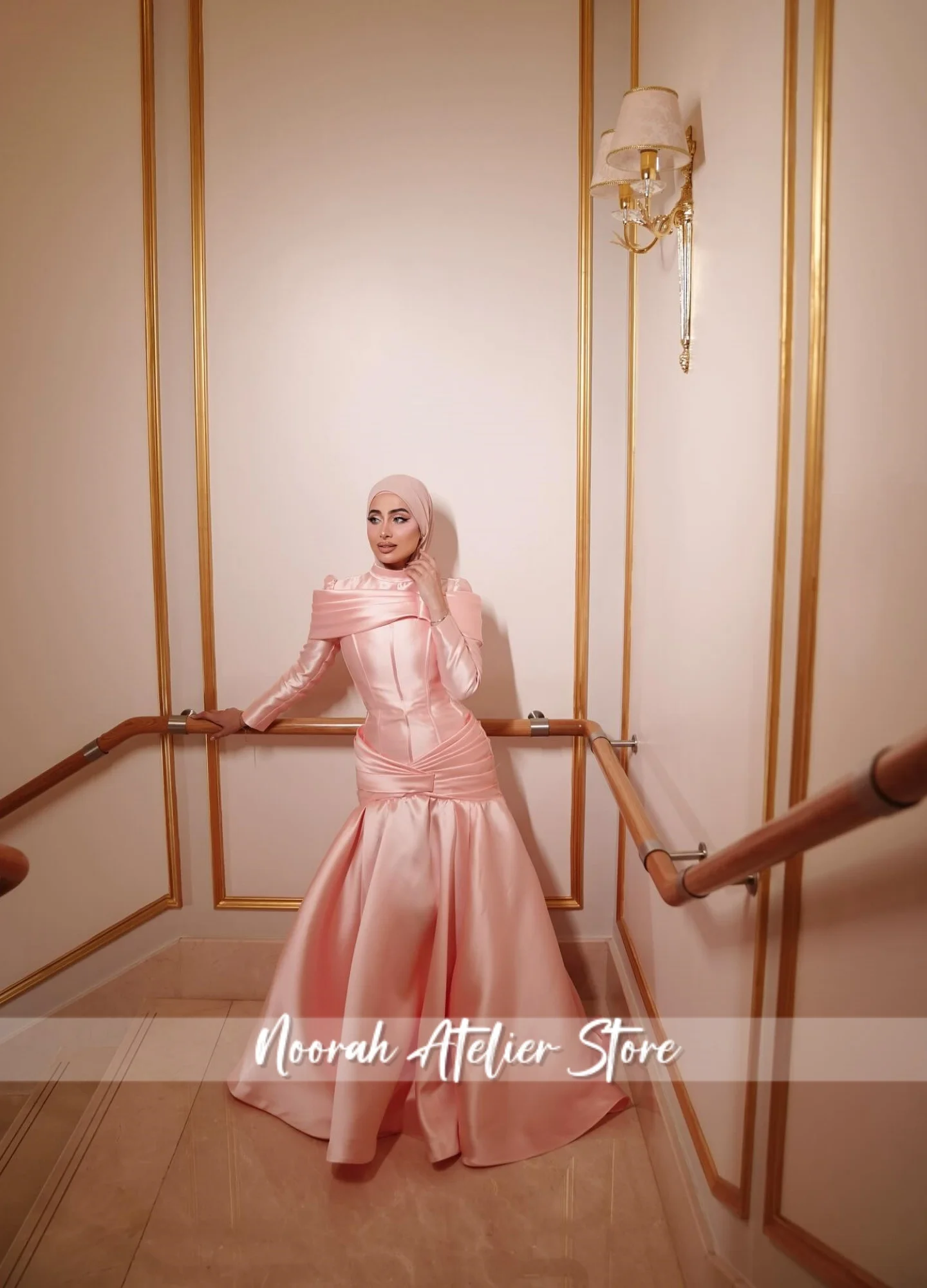 2025年ドバイ クレープ セレブリティドレス プロムガウン ベスティドス カスタマイズ 新しいスイートピンク ホルターフラワー ラグジュアリー レディースイブニングドレス