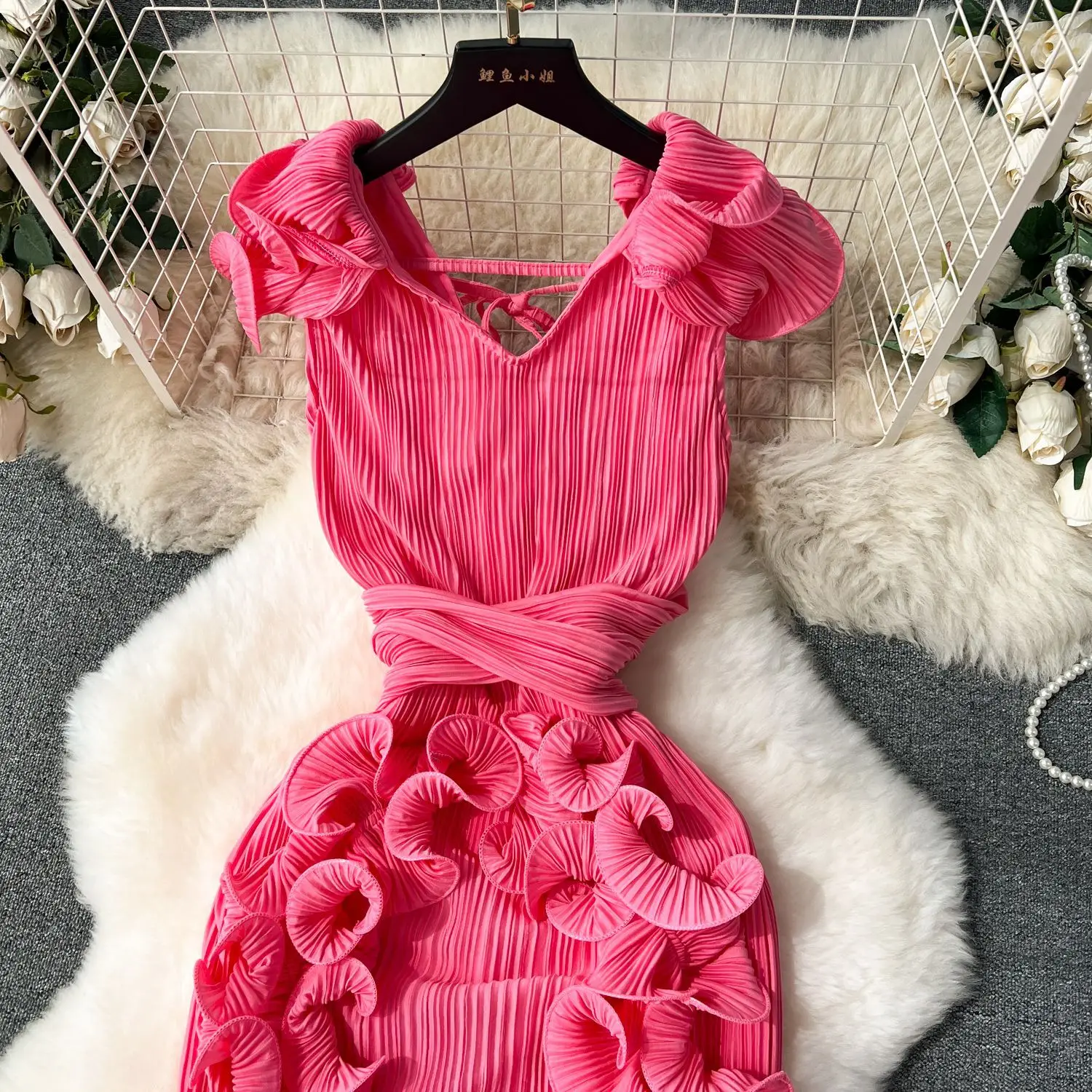 فستان نسائي فاخر وخفيف الوزن بطيات ثلاثية الأبعاد بحافة مكشكشة بقصة ضيقة 2025