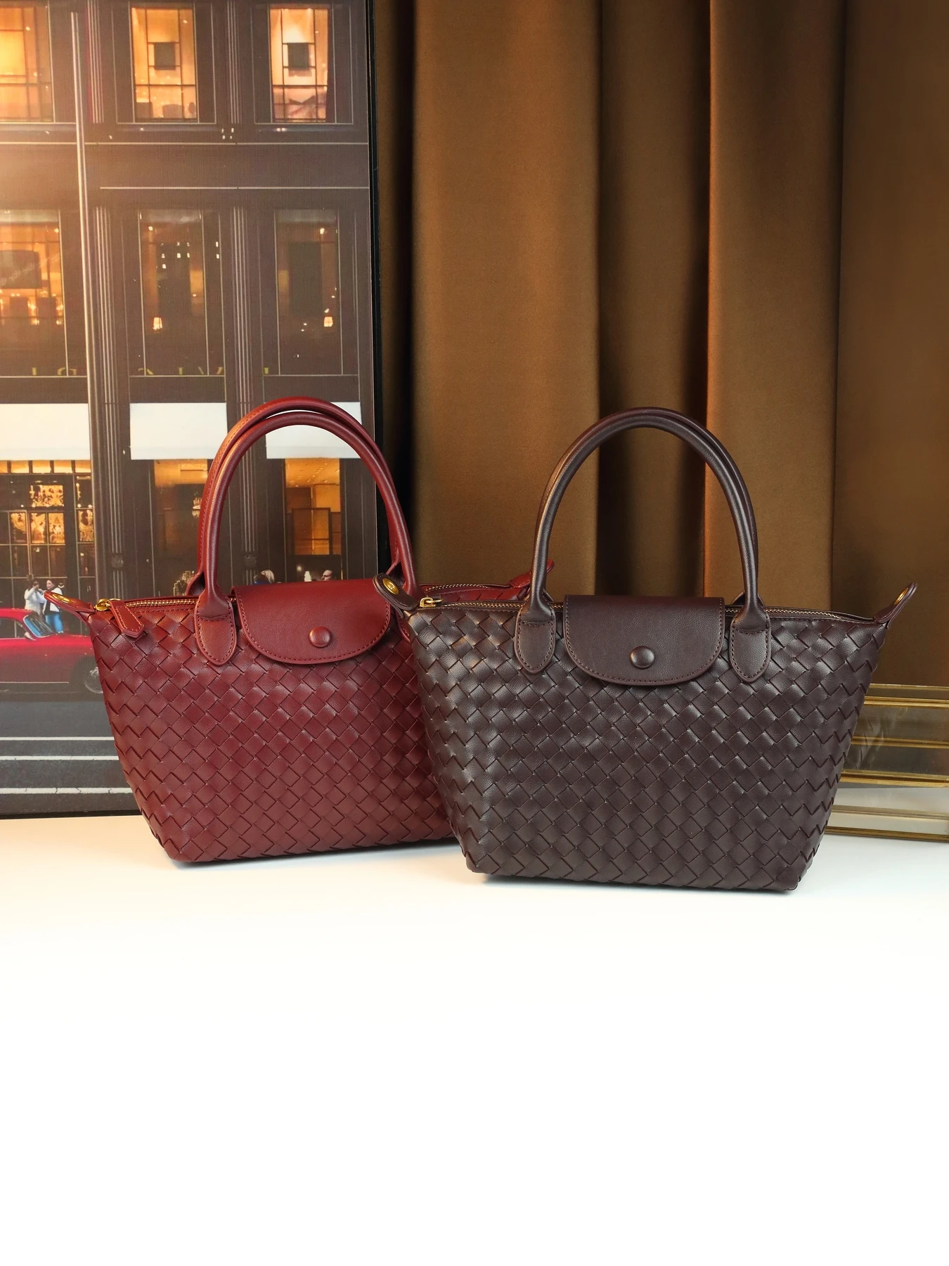 春夏の新作高級織り女性用バッグ、ファッショナブルで多用途な外出用、大容量のポータブルサドルバッグ