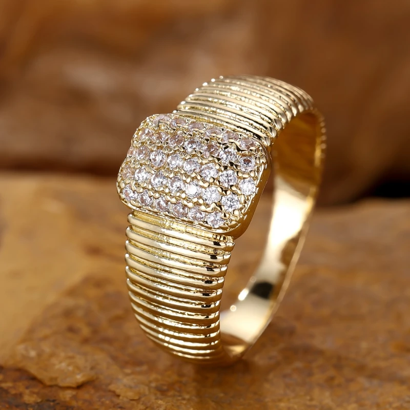Huitan Verlobungsring mit hellem Zirkonia für Damen, modischer goldfarbener Fingerschmuck für Hochzeit, Brautaccessoires, Geschenk